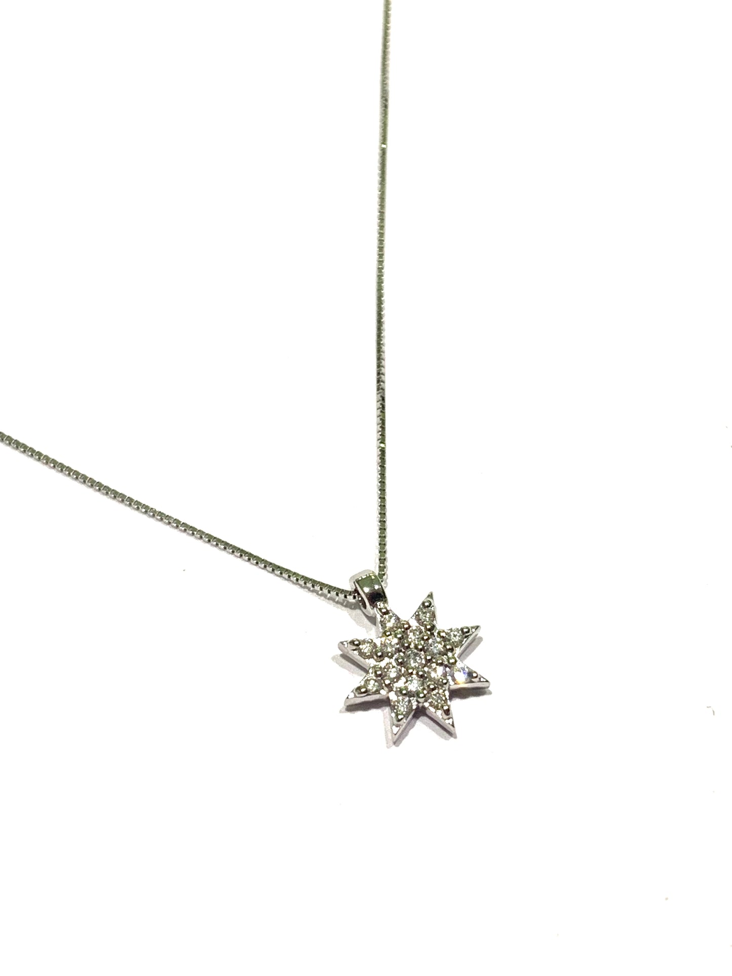 Collana in oro bianco 18kt con ciondolo a stella ricoperto da diamanti.
Lunghezza catena 44 cm.
Dimensione ciondolo 0,8 cm.
Caratura diamanti 0,08