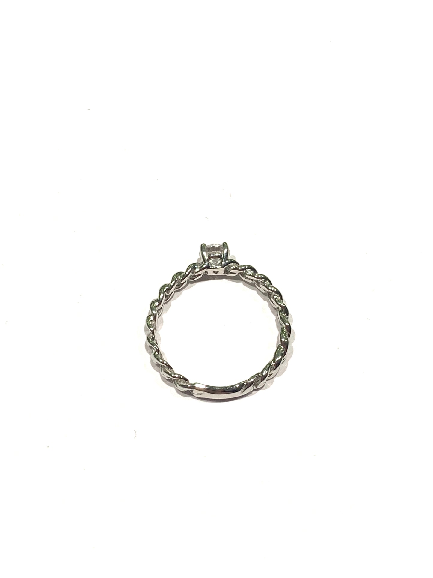 Anello in oro bianco 18kt con zircone solitario e gambo con disegno a catena.
Dimensione zircone 0,4?cm.
Misura 14.