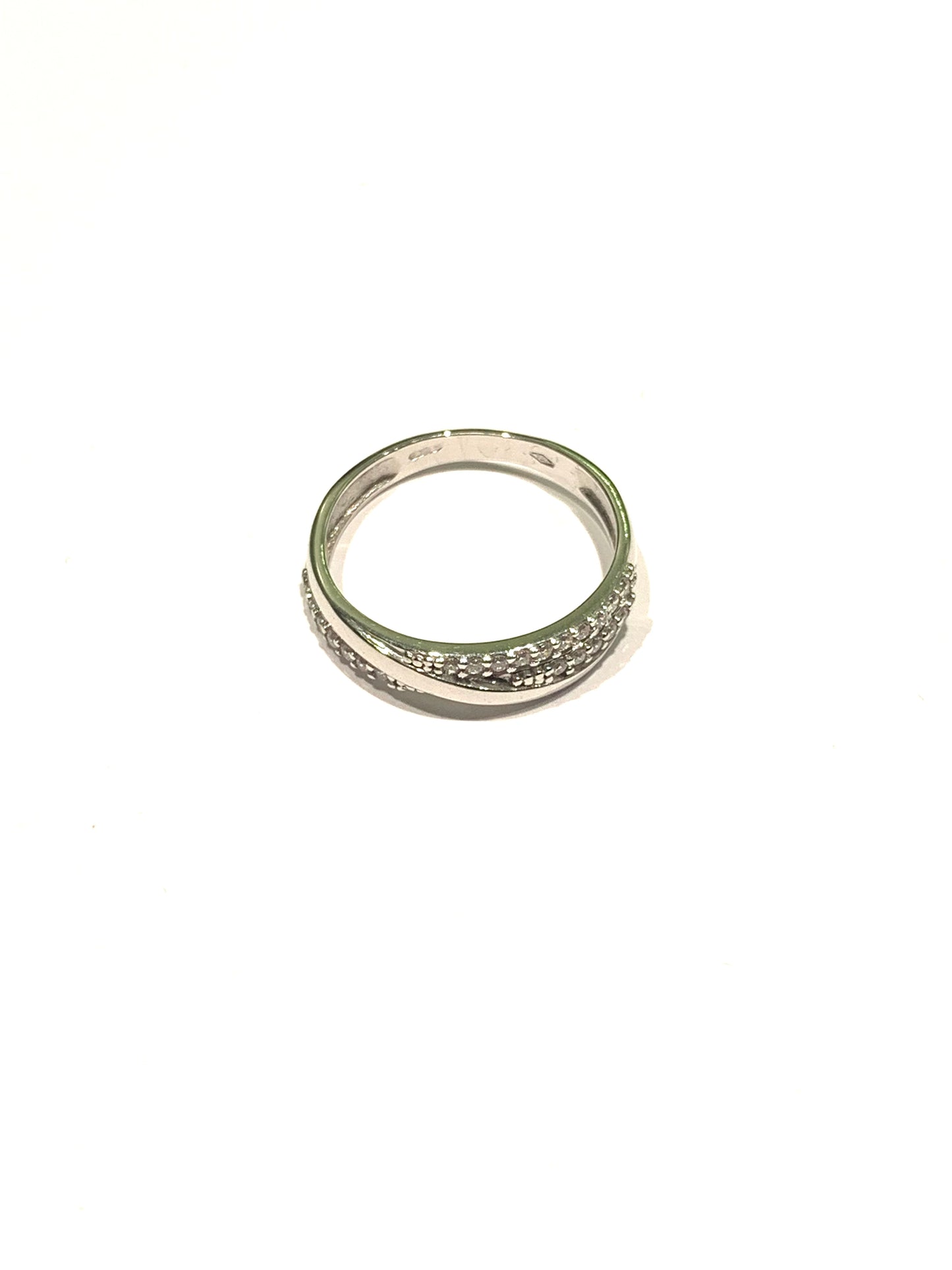 Anello in oro bianco 18kt con zirconi e fascetta liscia incrociata.
Larghezza totale 0,4 cm.
Misura 15.