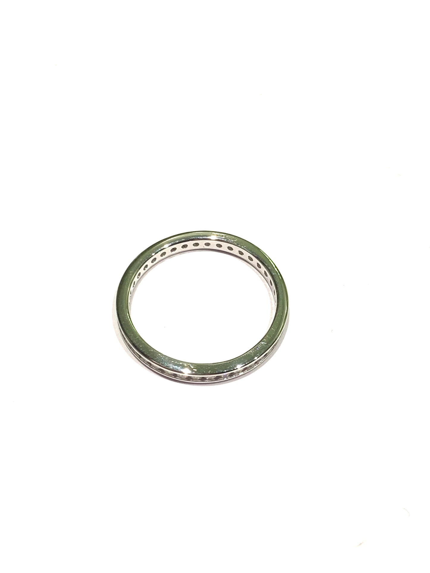 Anello fedina in oro bianco 18kt circondato interamente da zirconi.
Dimensione 0,2 cm.
Misura 14.