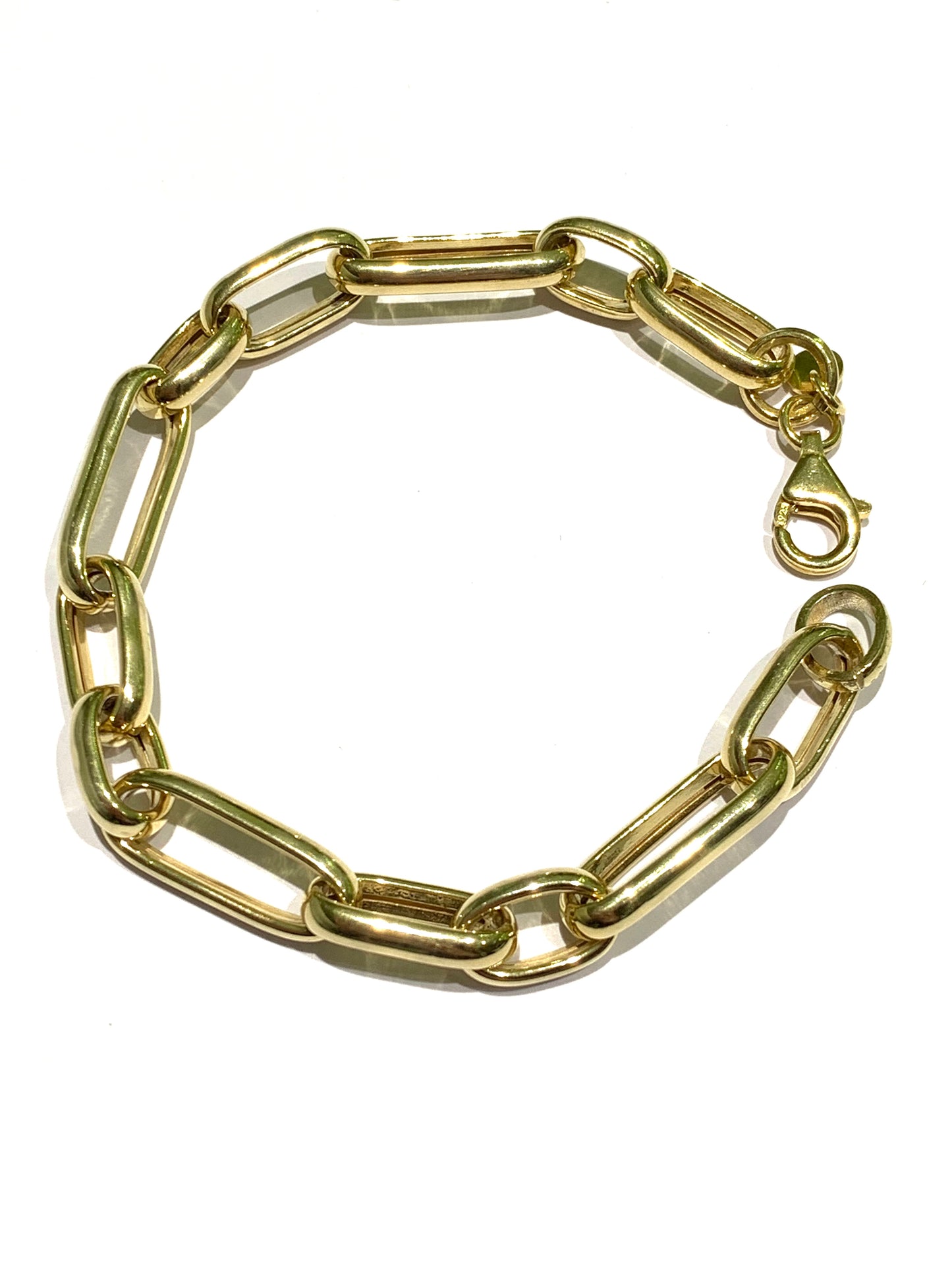 Bracciale in argento bagnato in oro giallo con maglia a catena.
Lunghezza totale 19,5 cm, regolabile in ogni anello del bracciale.
Dimensione anelli 0,8 cm.