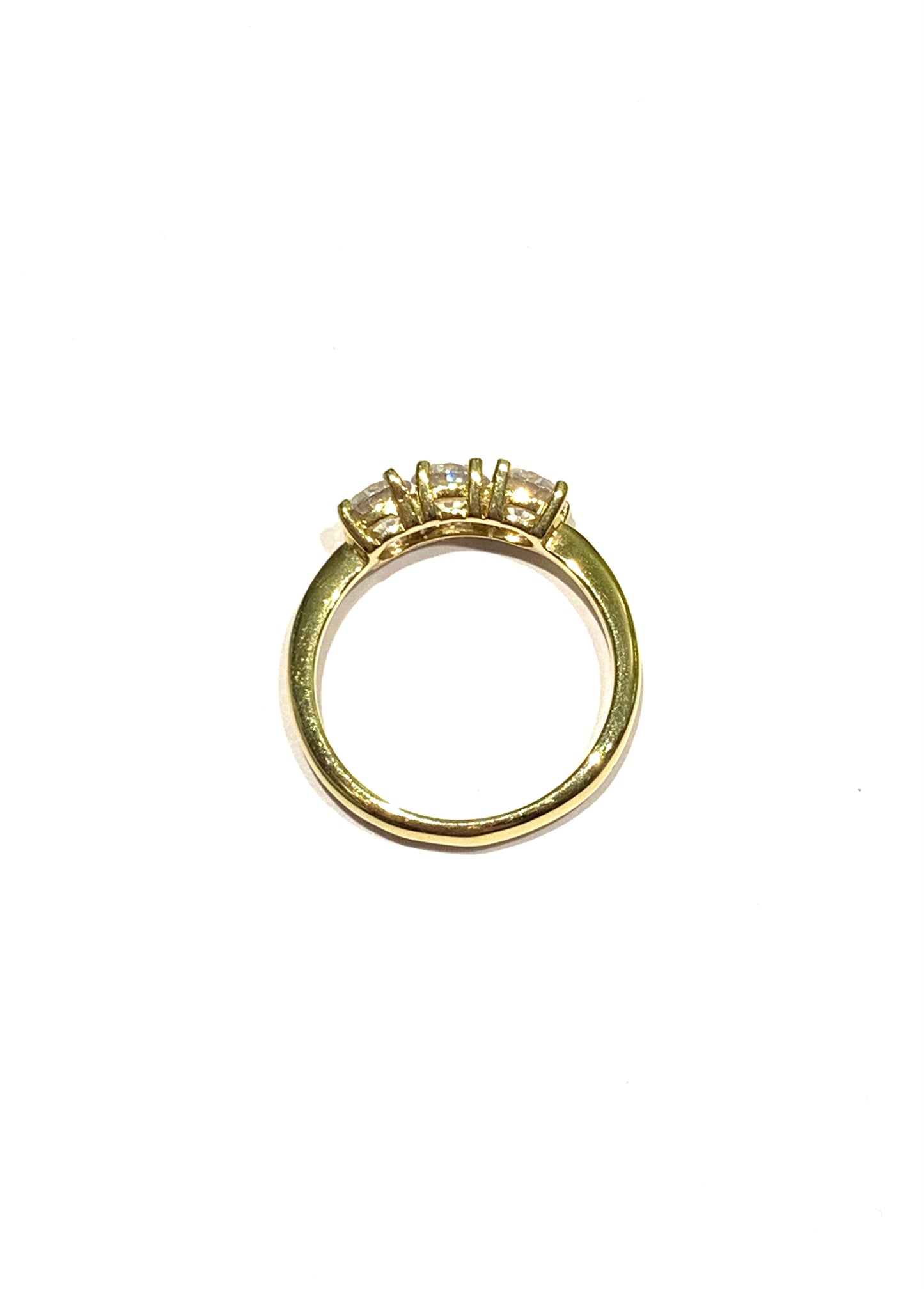 Anello trilogi in oro giallo 18kt con tre zirconi.
Dimensione zirconi 0,3 cm.
Misura 11.