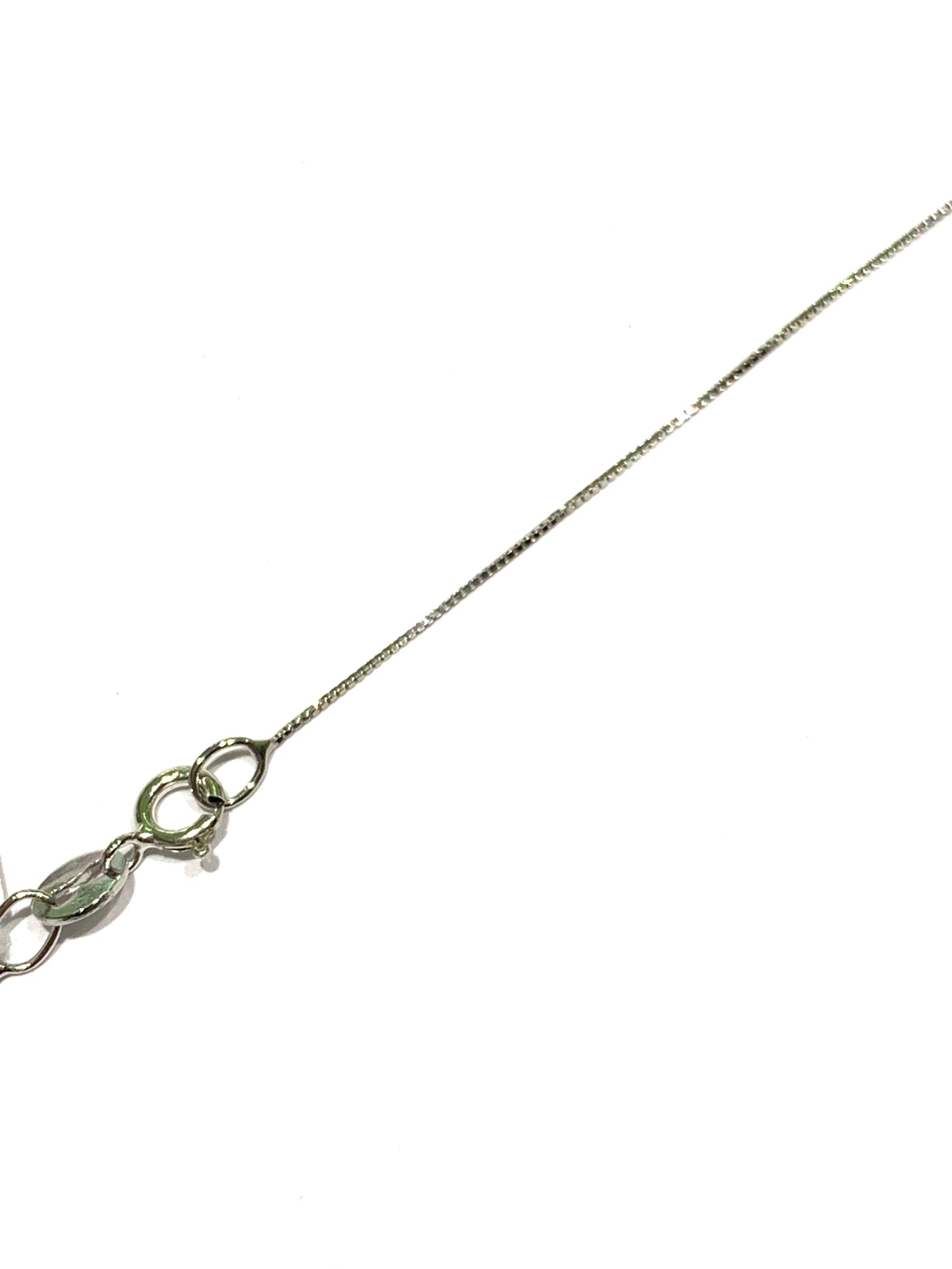 Collana in oro bianco 18kt con ciondolo a stella ricoperto da diamanti.
Lunghezza catena 44 cm.
Dimensione ciondolo 0,8 cm.
Caratura diamanti 0,08