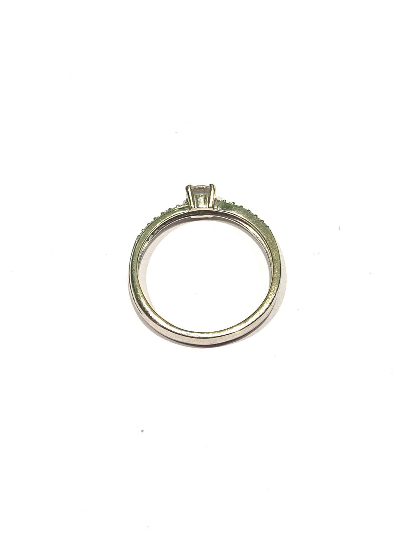 Anello in oro bianco 18kt con zircone solitario e gambo ricoperto da piccoli zirconi.
Dimensione zircone 0,3 cm.
Misura 14.