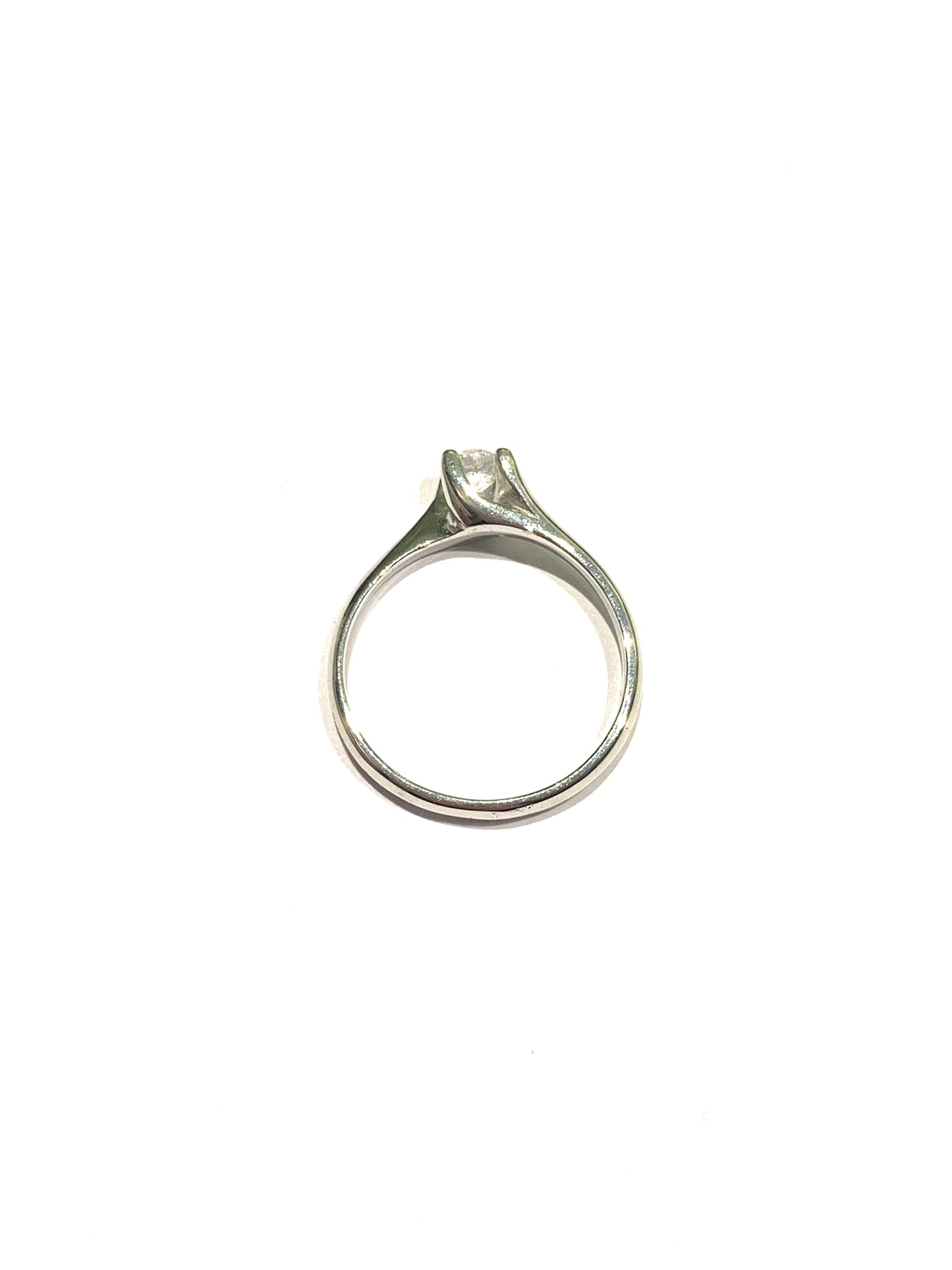 Anello in oro bianco 18kt con gambo incrociato e zircone solitario.
Dimensione zircone 0,4 cm.
Misura 15.