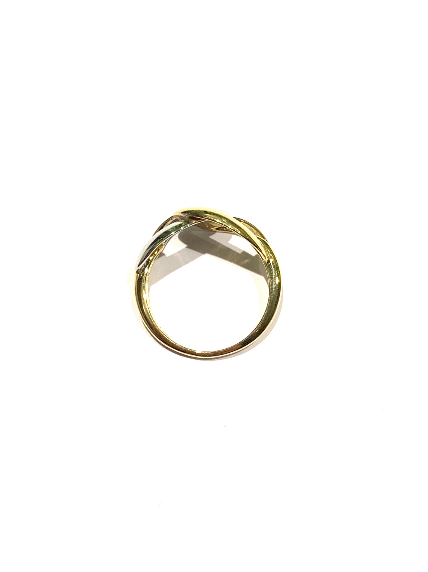 Anello in oro bianco e giallo 18kt con intrecci.
Larghezza 1 cm.
Misura 16.