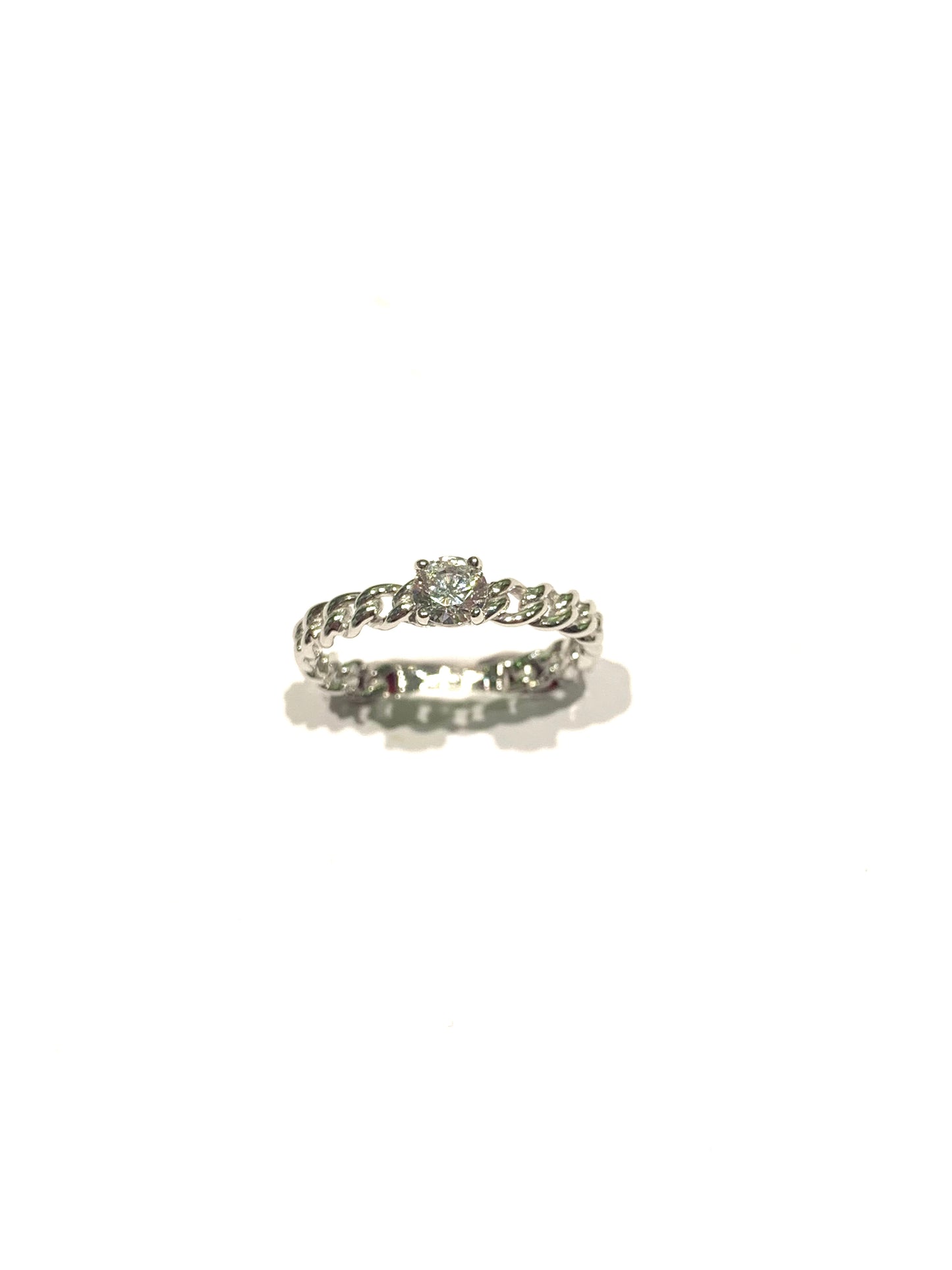 Anello in oro bianco 18kt con zircone solitario e gambo con disegno a catena.
Dimensione zircone 0,4?cm.
Misura 14.