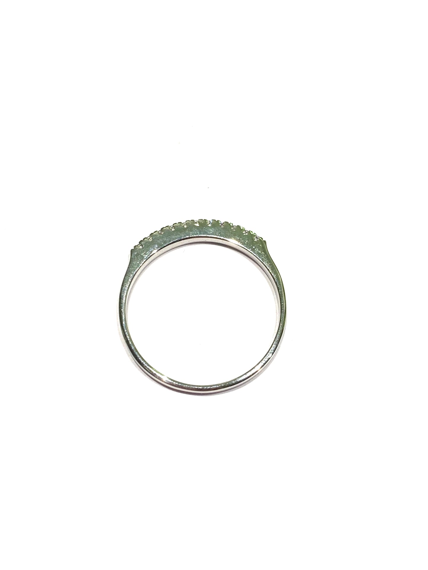 Anello fedina sottile in oro bianco 18kt con zirconi.
Larghezza 0,1 cm.
Misura 12.