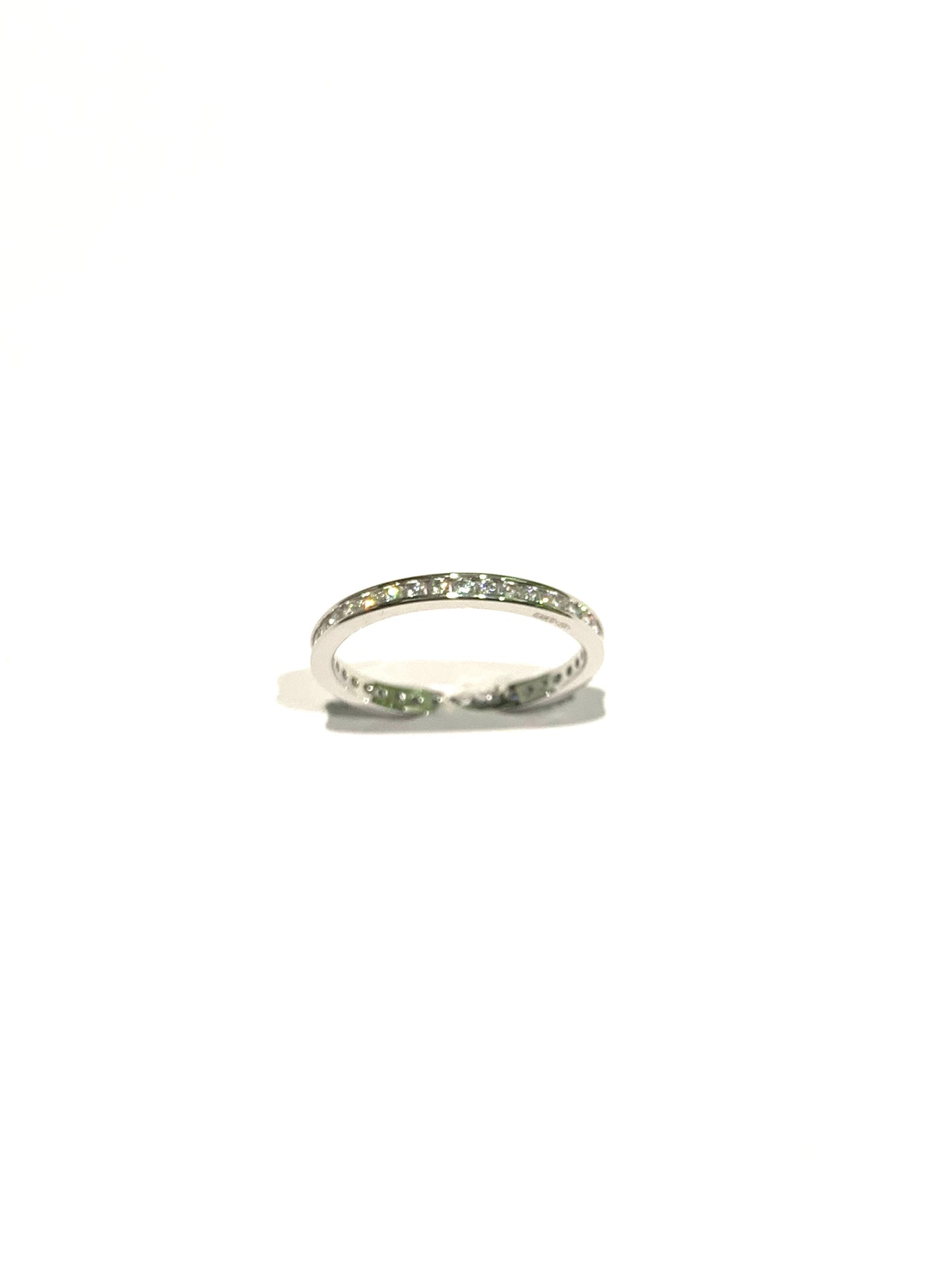 Anello fedina in oro bianco 18kt circondato interamente da zirconi.
Dimensione 0,2 cm.
Misura 14.