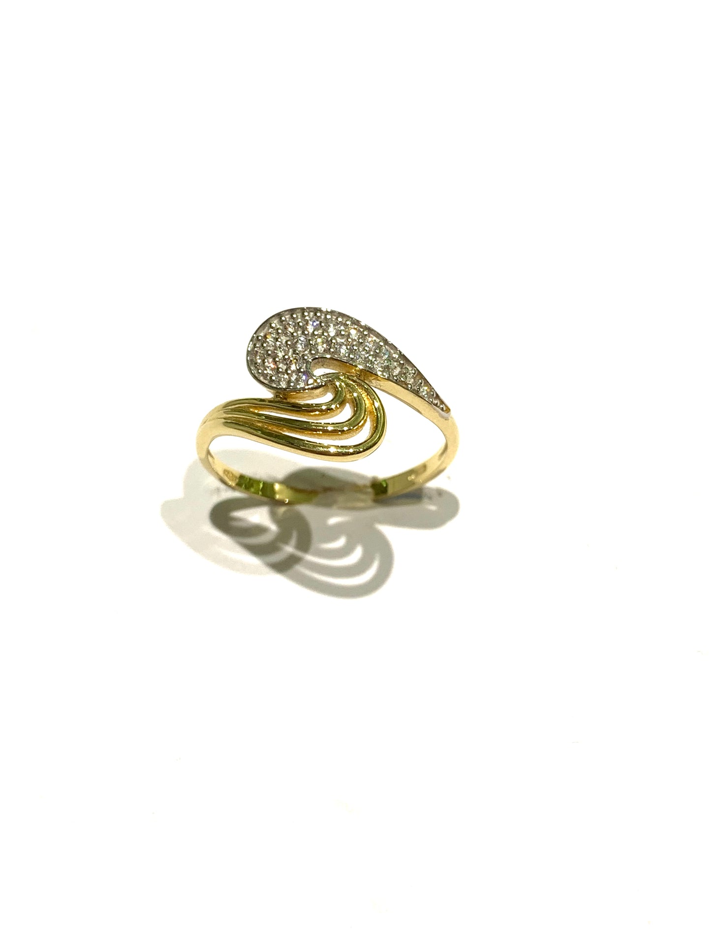 Anello in oro giallo 18kt in parte ricoperto da zirconi.
Larghezza 1 cm.
Misura 15.