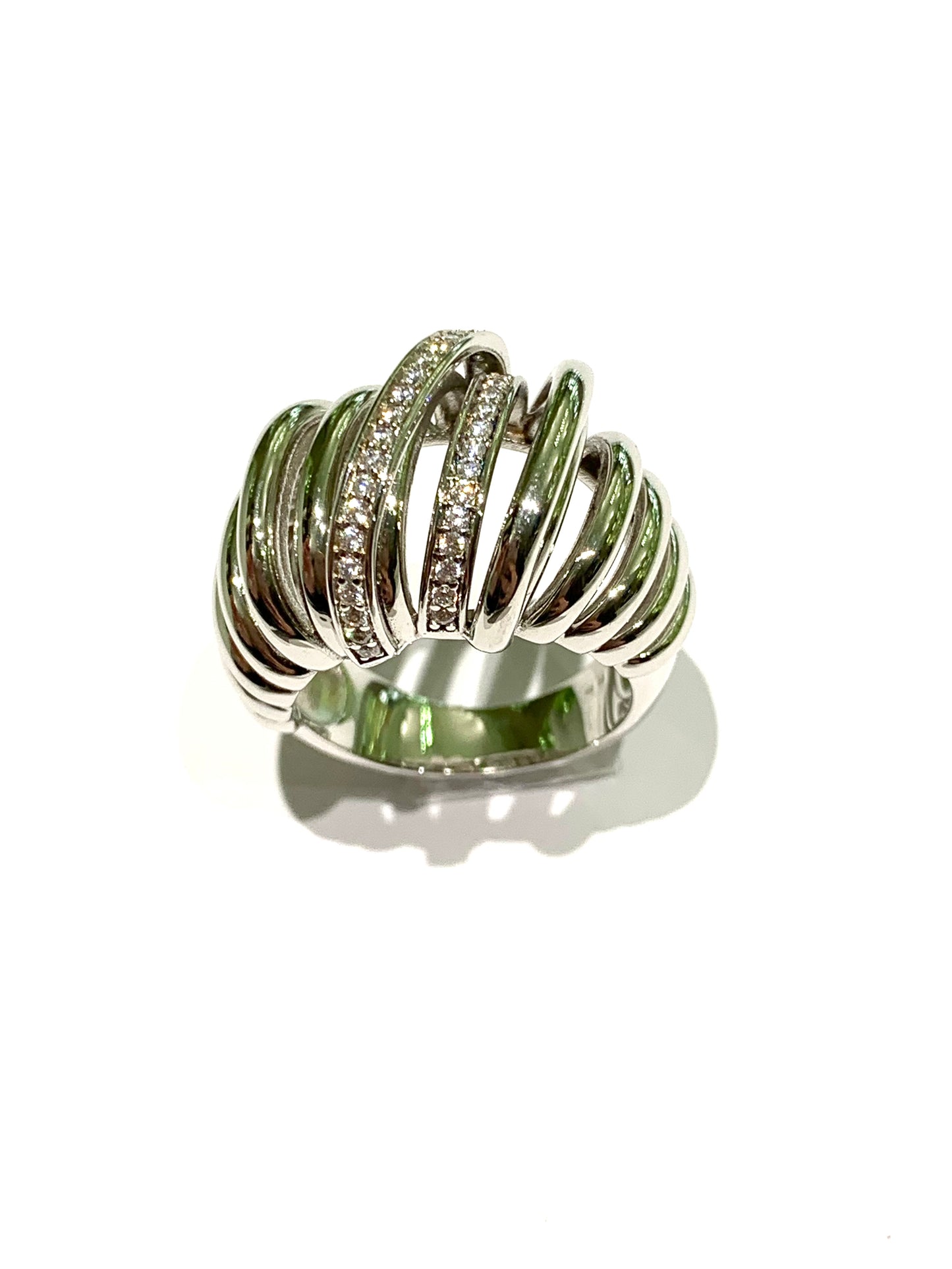 Anello in argento con fasce verticali di cui la centrale ricoperta da zirconi.
Larghezza fascia 1,5 cm.
Misura 12.