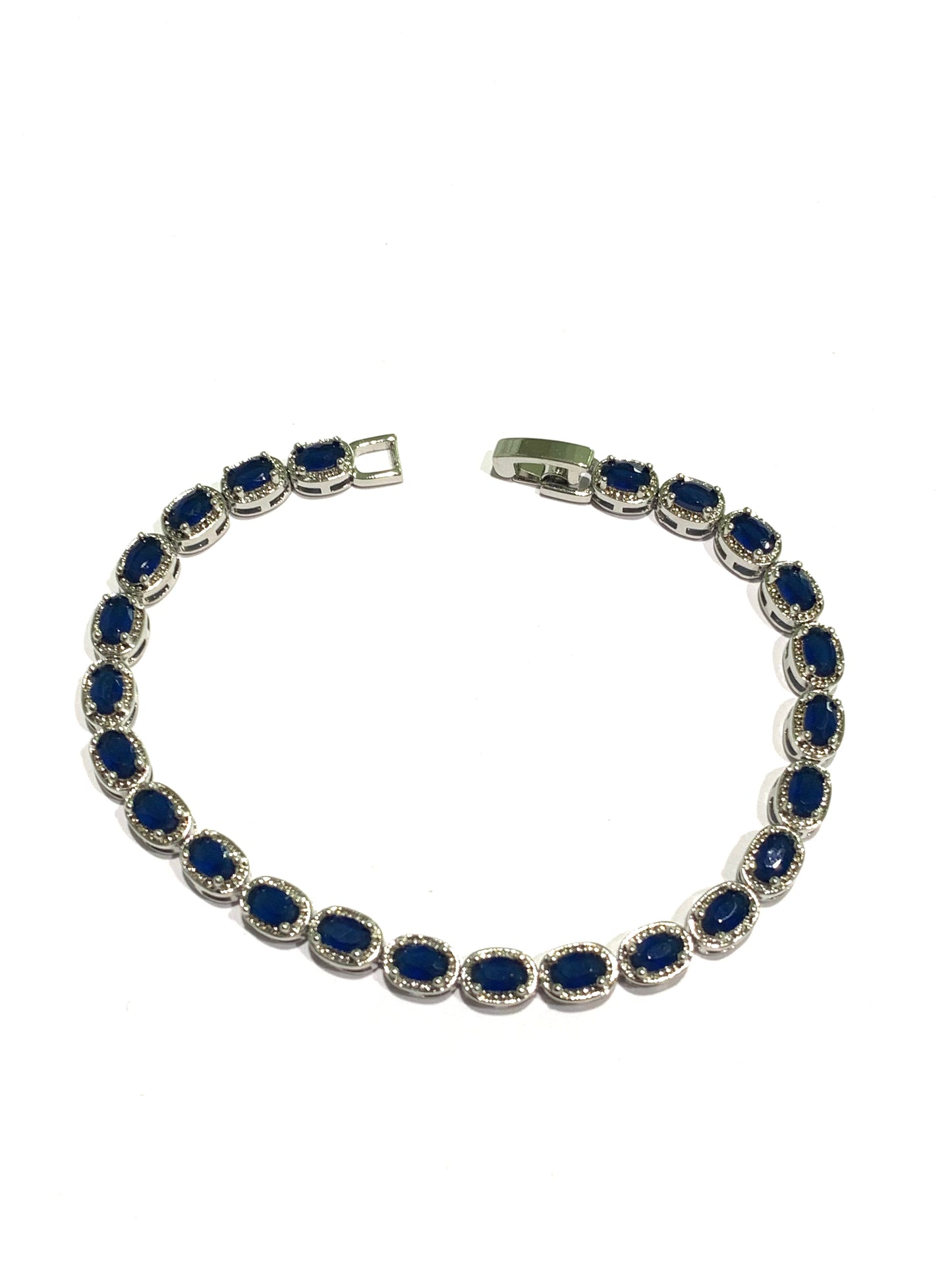 Bracciale tennis in argento con zirconi bianchi e colorati.
Disponibile con zirconi bianchi, con blu zaffiro e rosso rubino.
Lunghezza colore blu e bianco 18 cm.
Lunghezza colore rosso 18 cm + prolunga di 2 cm per un totale di 20 cm (visibile in foto).
Dimensione 0,5 cm.