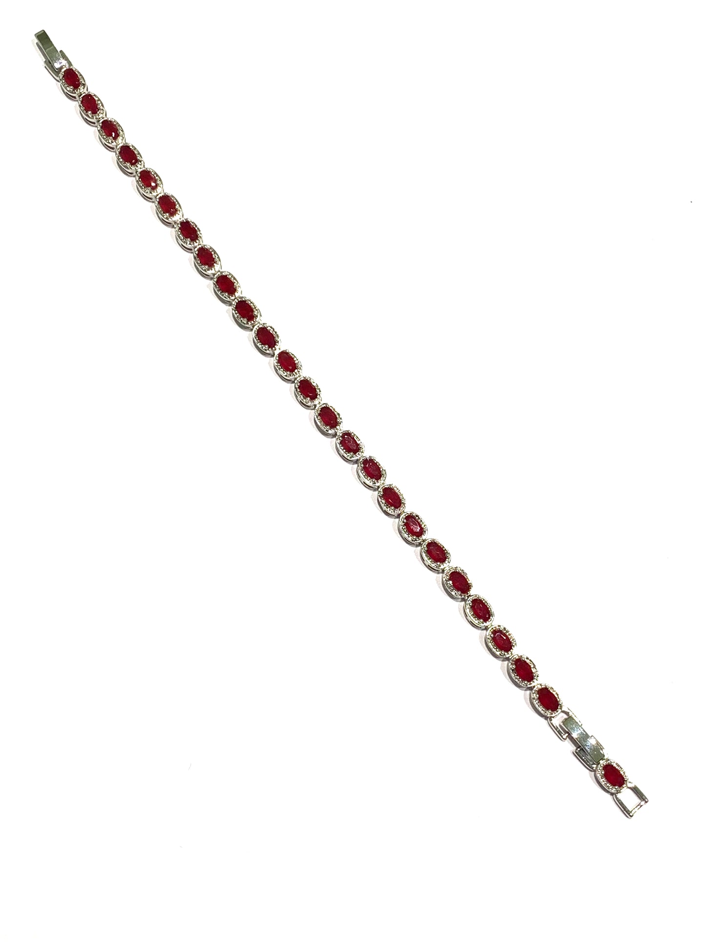 Bracciale tennis in argento con zirconi bianchi e colorati.
Disponibile con zirconi bianchi, con blu zaffiro e rosso rubino.
Lunghezza colore blu e bianco 18 cm.
Lunghezza colore rosso 18 cm + prolunga di 2 cm per un totale di 20 cm (visibile in foto).
Dimensione 0,5 cm.