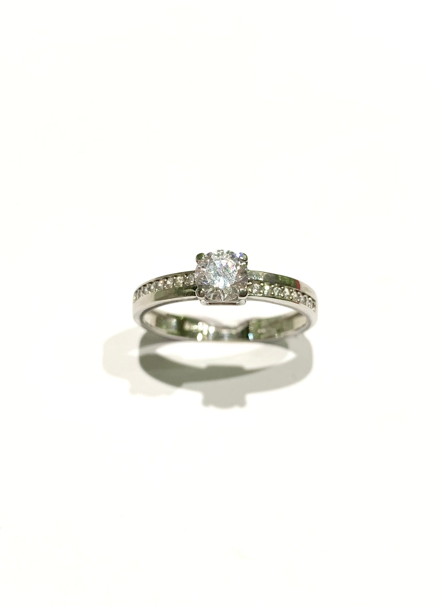Anello in oro bianco 18kt con zircone solitario e gambo ricoperto in parte da piccoli zirconi.
Dimensione zircone 0,5 cm.
Misura 14.