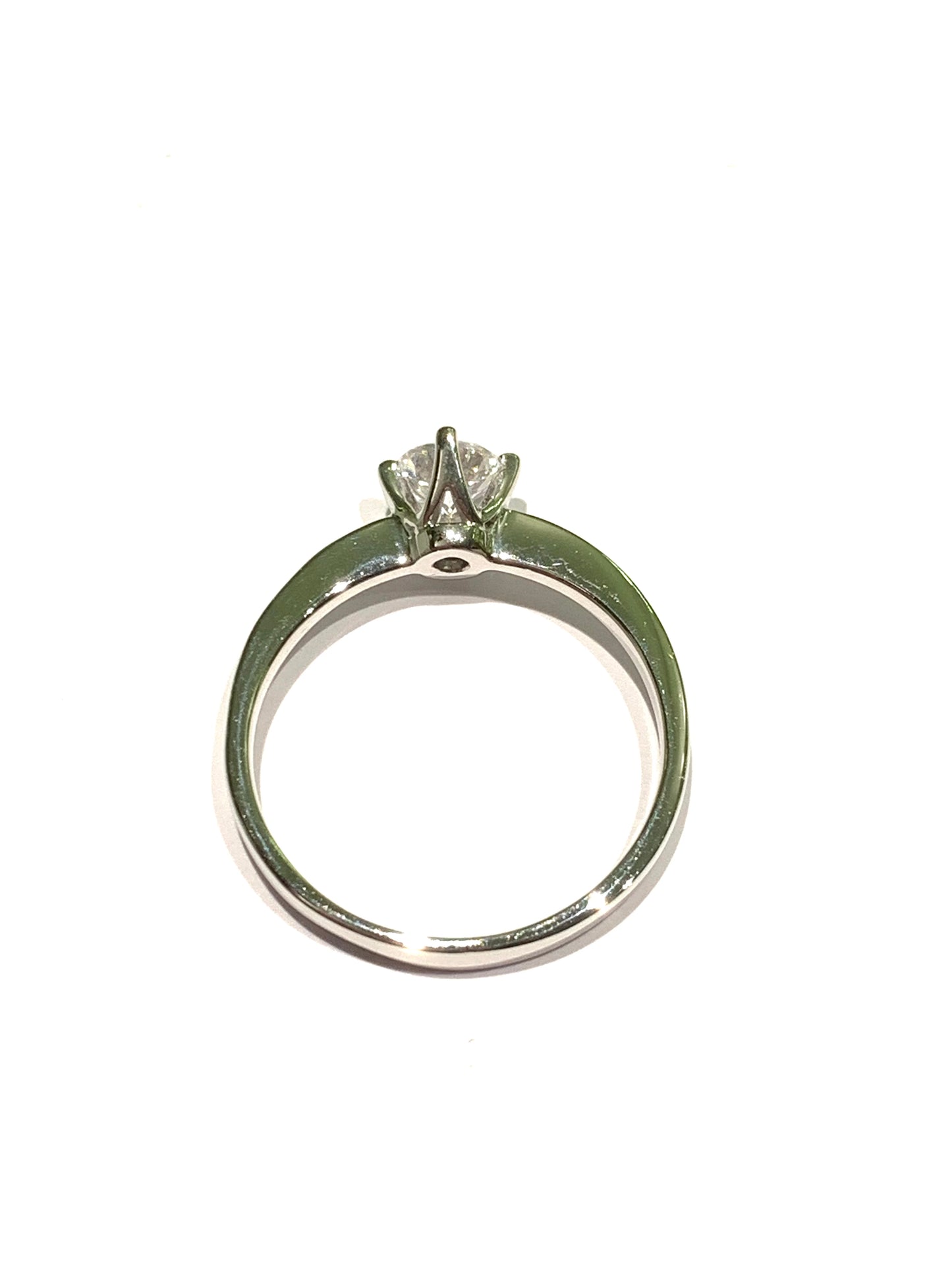 Anello in oro bianco 18kt con zircone solitario.
Dimensione zircone 0,4 cm.
Misura 16.
Spedizione gratuita per ordini superiori a 100€.