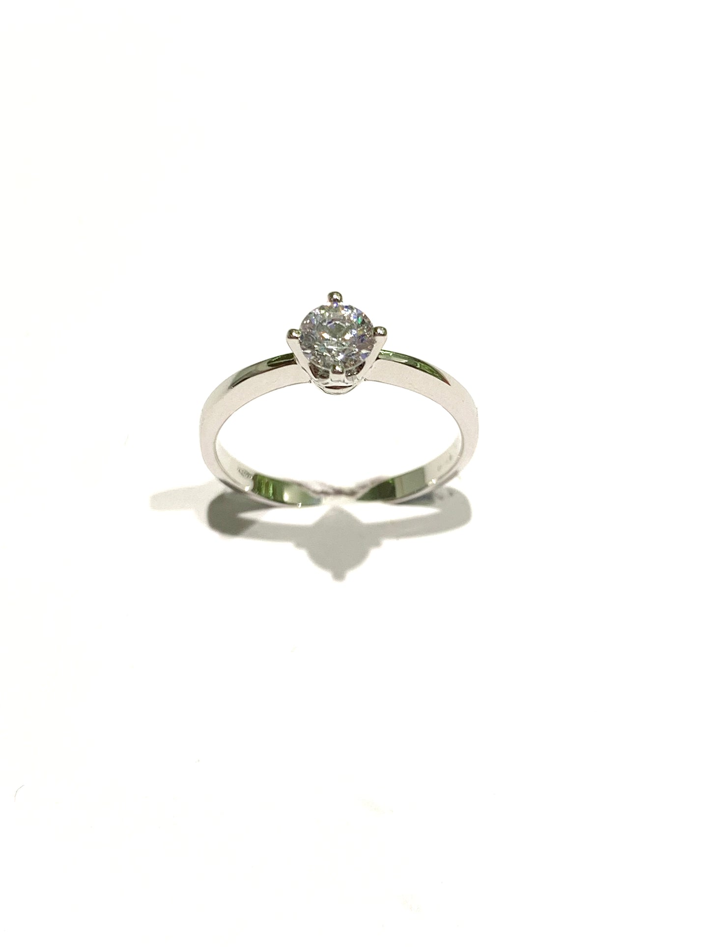 Anello in oro bianco 18kt con zircone solitario.
Dimensione zircone 0,4 cm.
Misura 16.
Spedizione gratuita per ordini superiori a 100€.