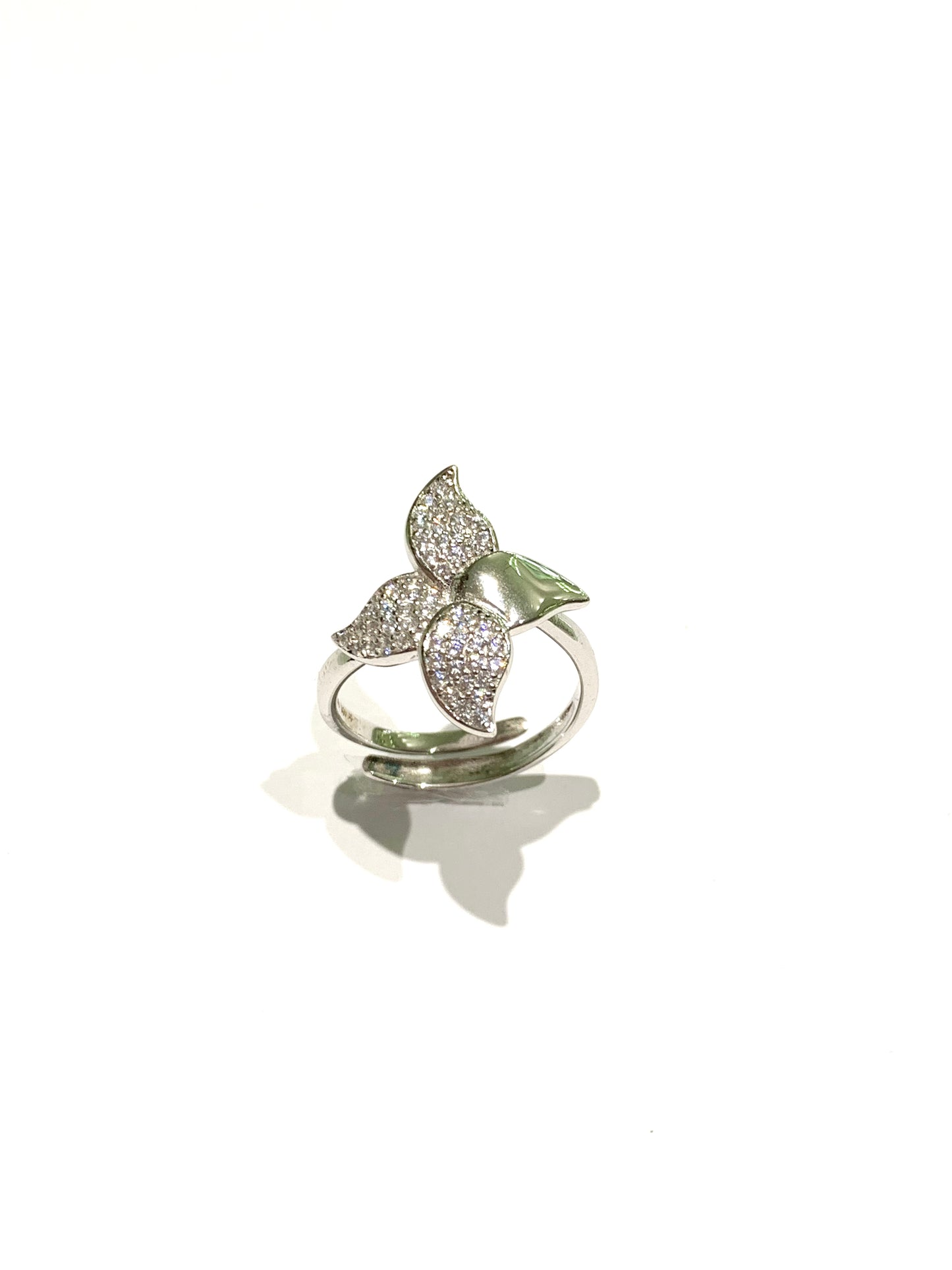 Anello in argento con fiore ricoperto da zirconi.
Dimensione totale fiore 2 cm.
Dimensione singolo petalo 0,8 cm.
Misura regolabile da 13 a 16.