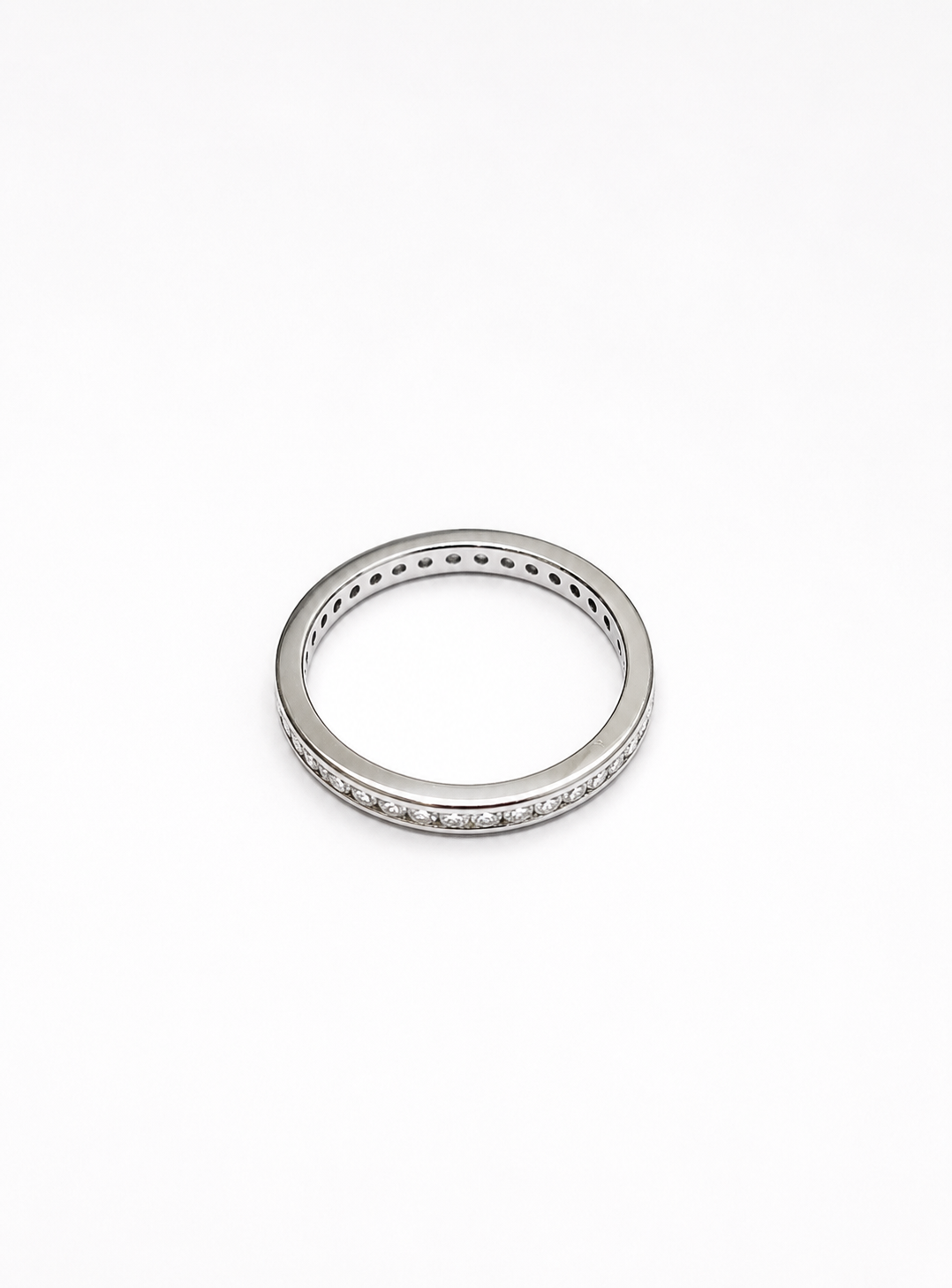Anello fedina in oro bianco 18kt circondato interamente da zirconi.
Dimensione 0,2 cm.
Misura 14.