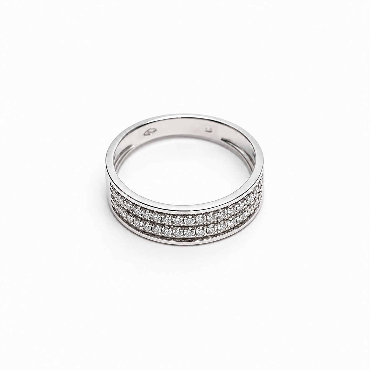 Anello a fascia in oro bianco 18kt ricoperto da due file di zirconi nella parte anteriore.
Larghezza 0,5 cm.
Misura 14.