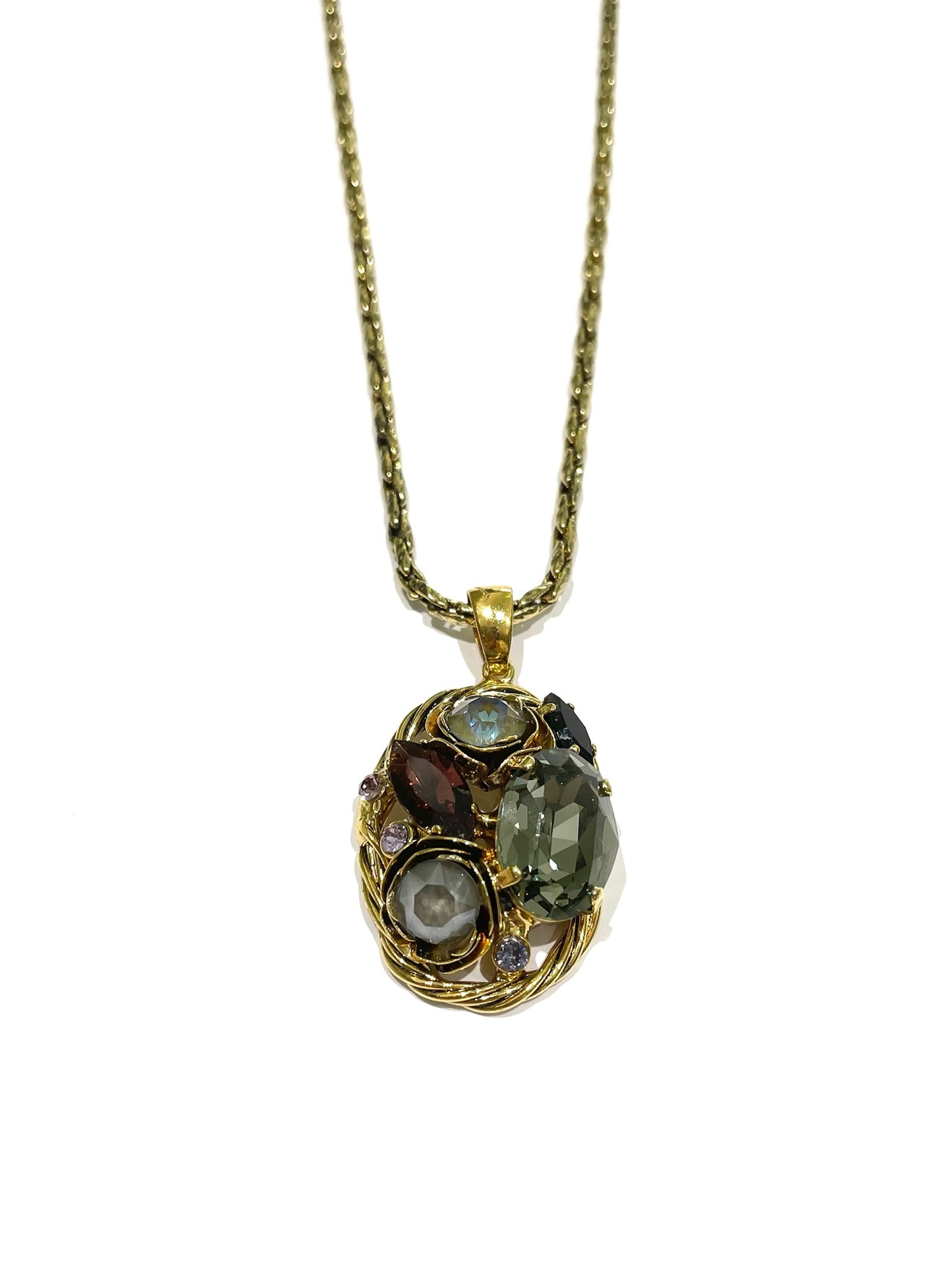 Collana in bijoux bagnata in oro con zirconi colorati. Lunghezza catena regolabile da 40 a 44 cm. Spessore catena 0,3 cm. Dimensione ciondolo 2,8 cm.