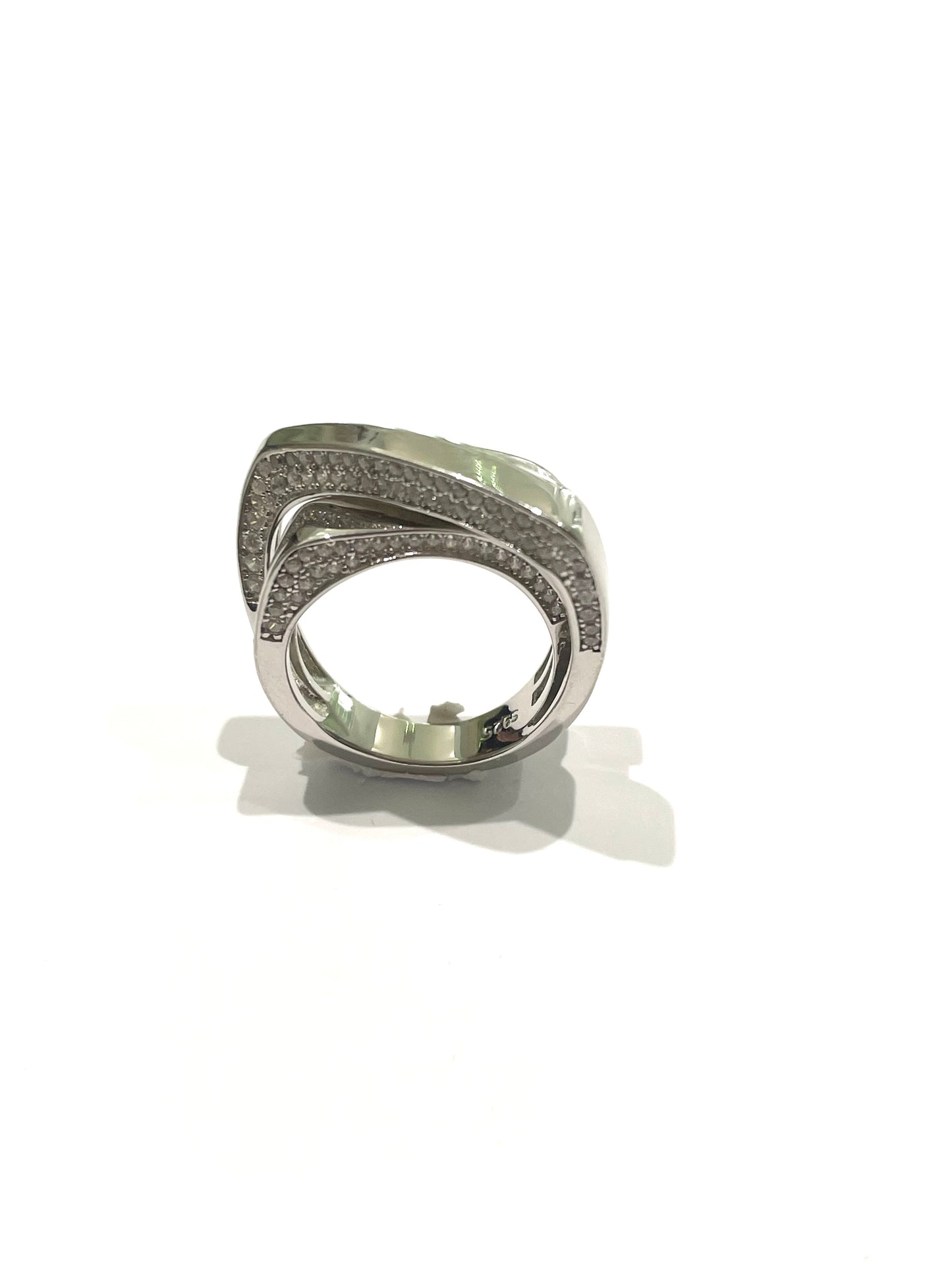 Anello in argento con zirconi laterali.
Larghezza fascia superiore circa 1 cm.