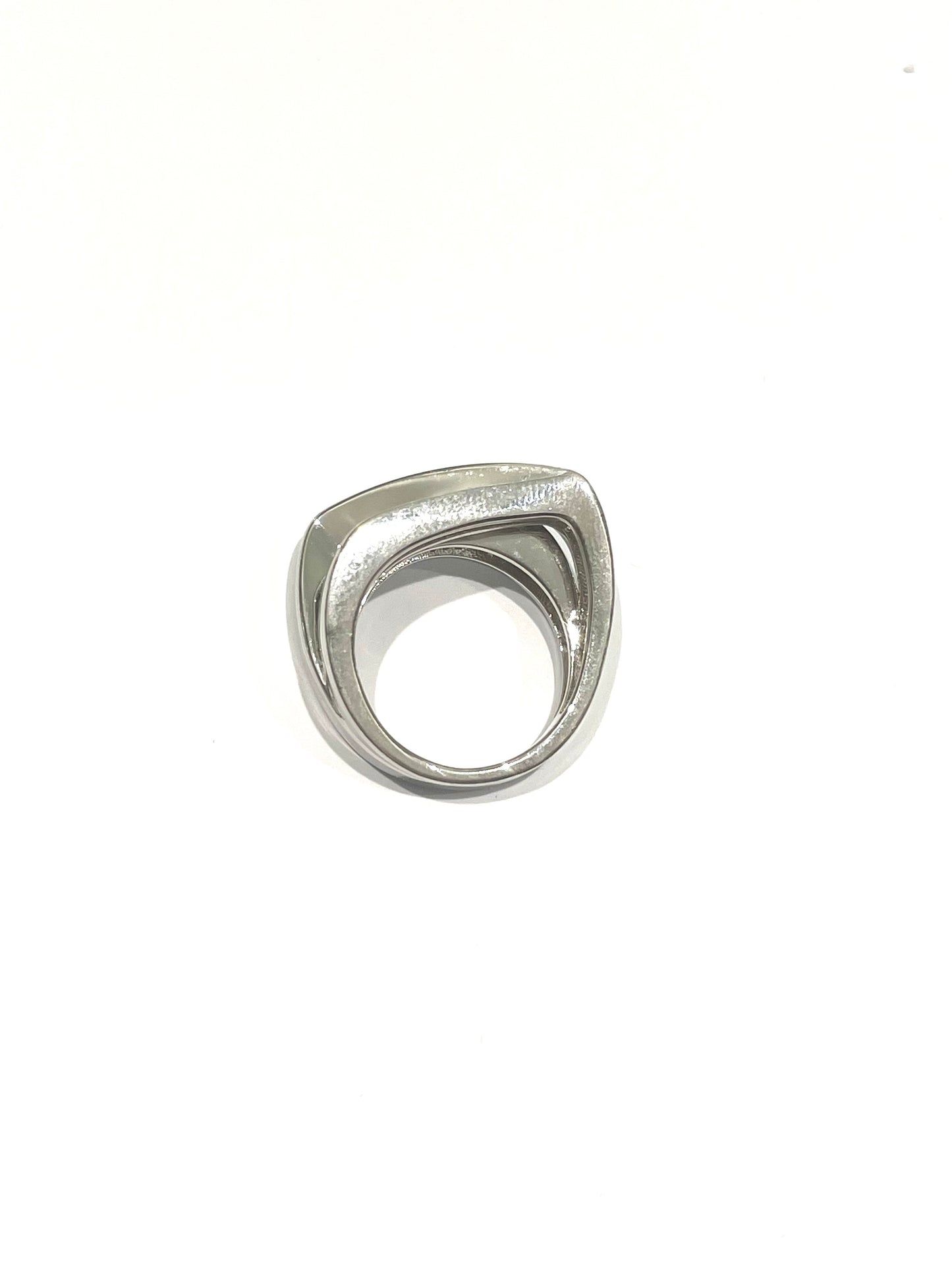 Anello in argento con zirconi laterali.
Larghezza fascia superiore circa 1 cm.