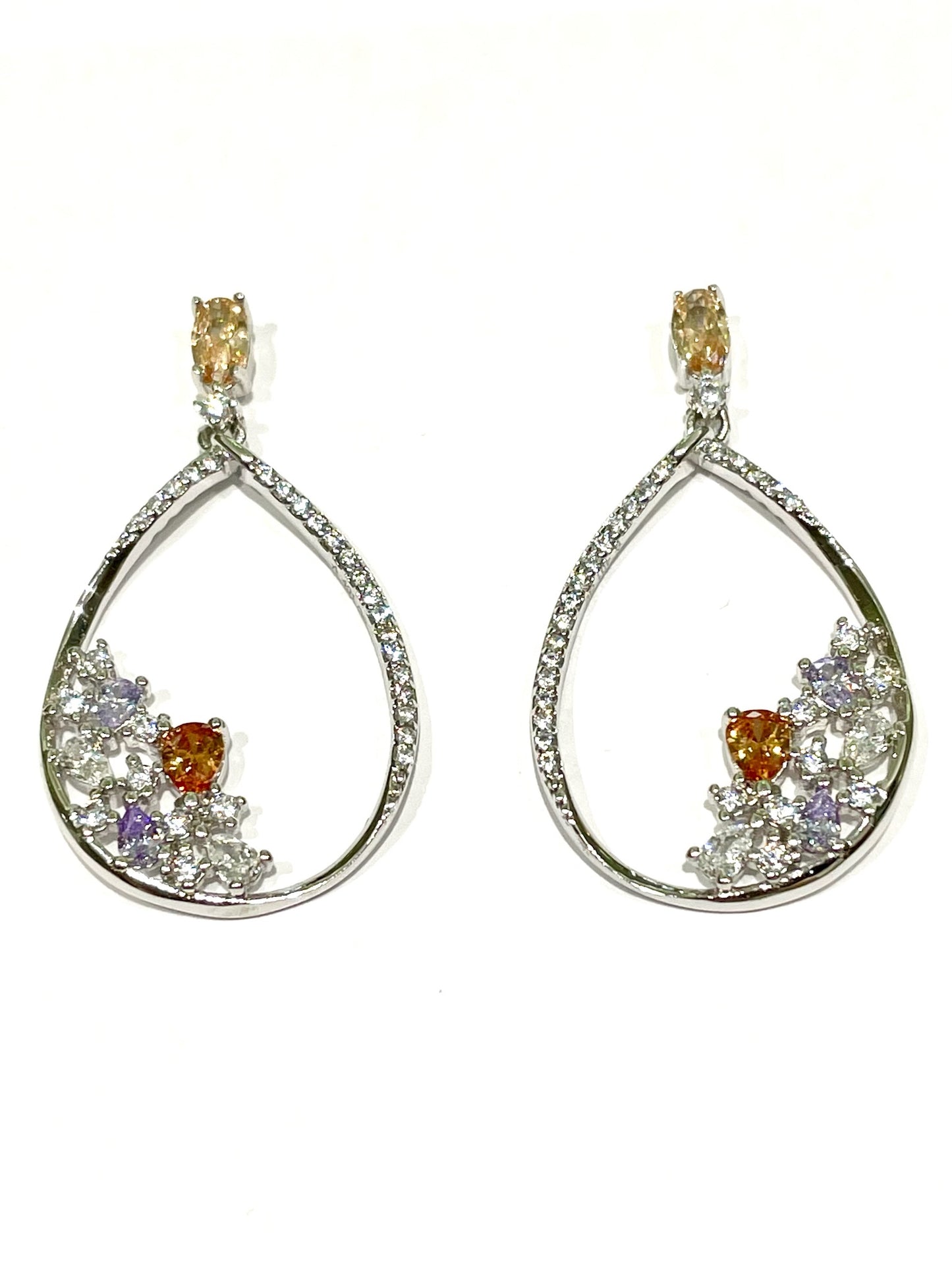 Orecchini in argento con gocce pendenti e zirconi colorati. Dimensione goccia 1,7 cm. Lunghezza orecchini 3,4 cm Chiusura con farfalline.