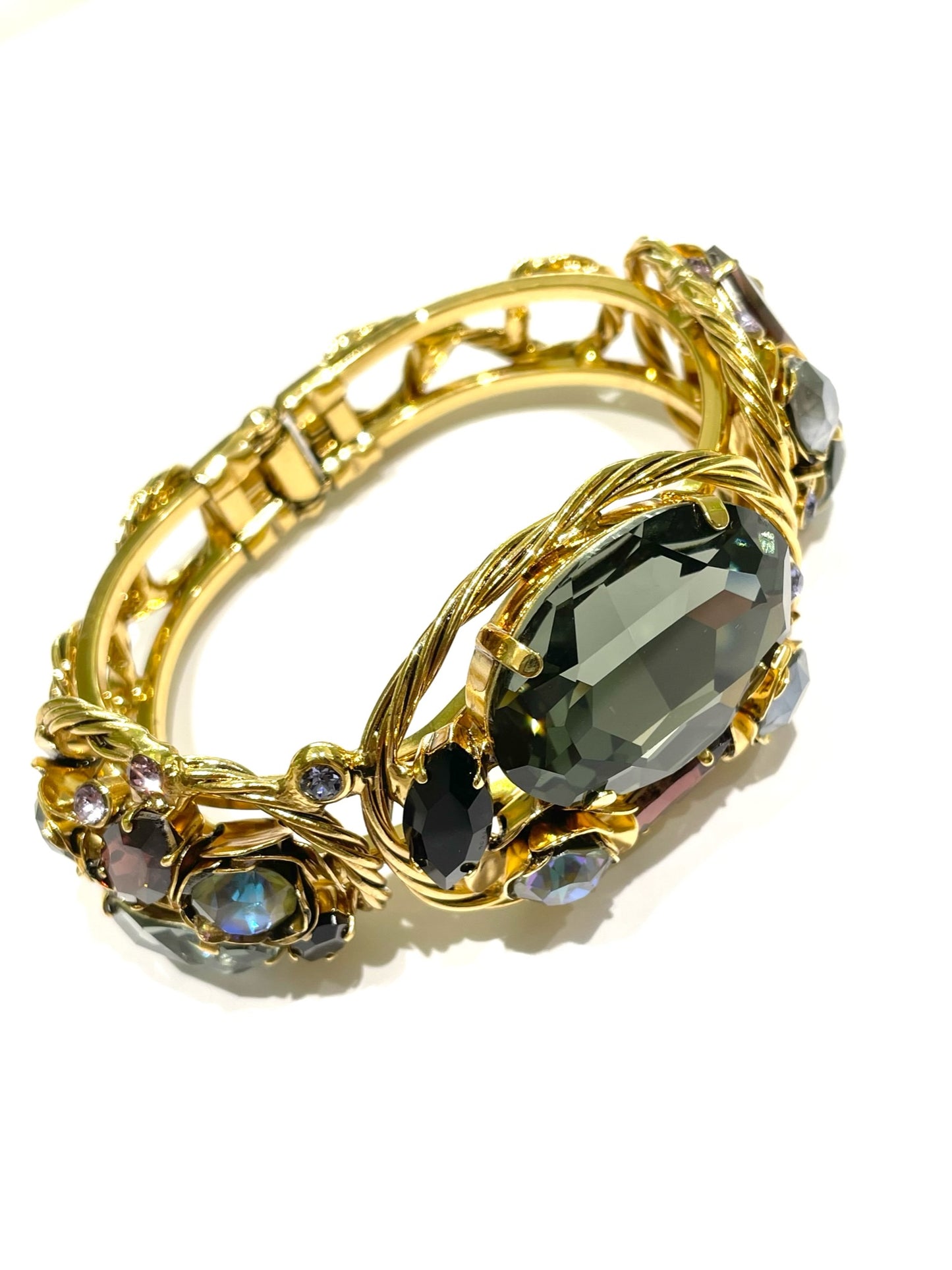 Bracciale rigido in bijoux bagnato in oro giallo e zirconi. Circonferenza interna 17 cm, si allarga fino a 2 cm per poterlo indossare. Larghezza totale nella parte superiore 3 cm.