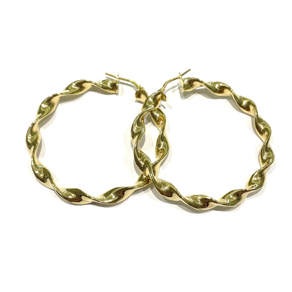 Orecchini a cerchio in argento disponibili in colore bianco oppure bagnato in oro giallo con torciglione.
Diametro cerchio 4 cm.
Spessore orecchini 0,4 cm.
Chiusura a baionetta.