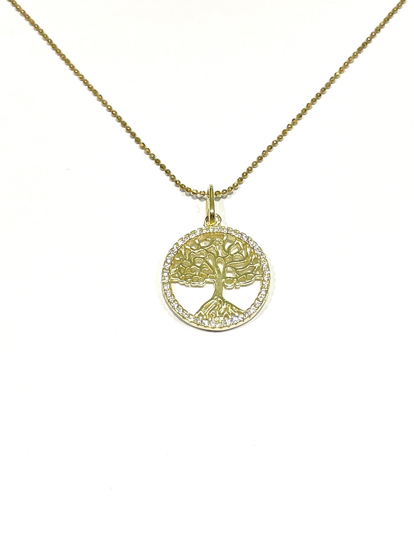 Collana in argento bagnato in oro giallo con l'albero della vita circondato da zirconi. Lunghezza catena 48 cm. Dimensioni ciondolo 1,5 cm + 1 cm anellino ricoperto da zirconi.
