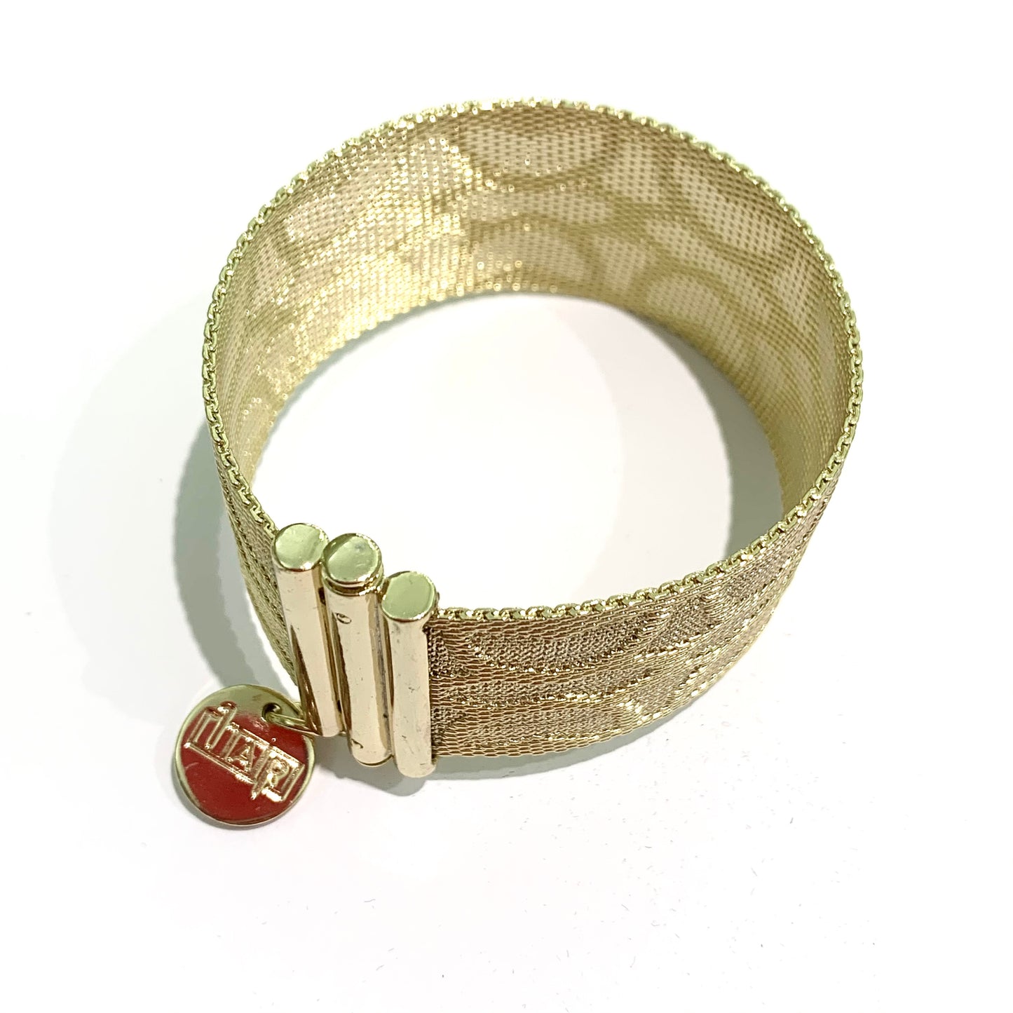 Bracciale rigido in bijoux bagnato in oro satinato. Marchio Unoaerre. Chiusura con gancio. Circonferenza bracciale chiuso 20 cm. Una volta sganciato, può allargarsi fino a 2 cm in più. Larghezza bracciale 3 cm. Spedizione gratuita con confezione regalo.