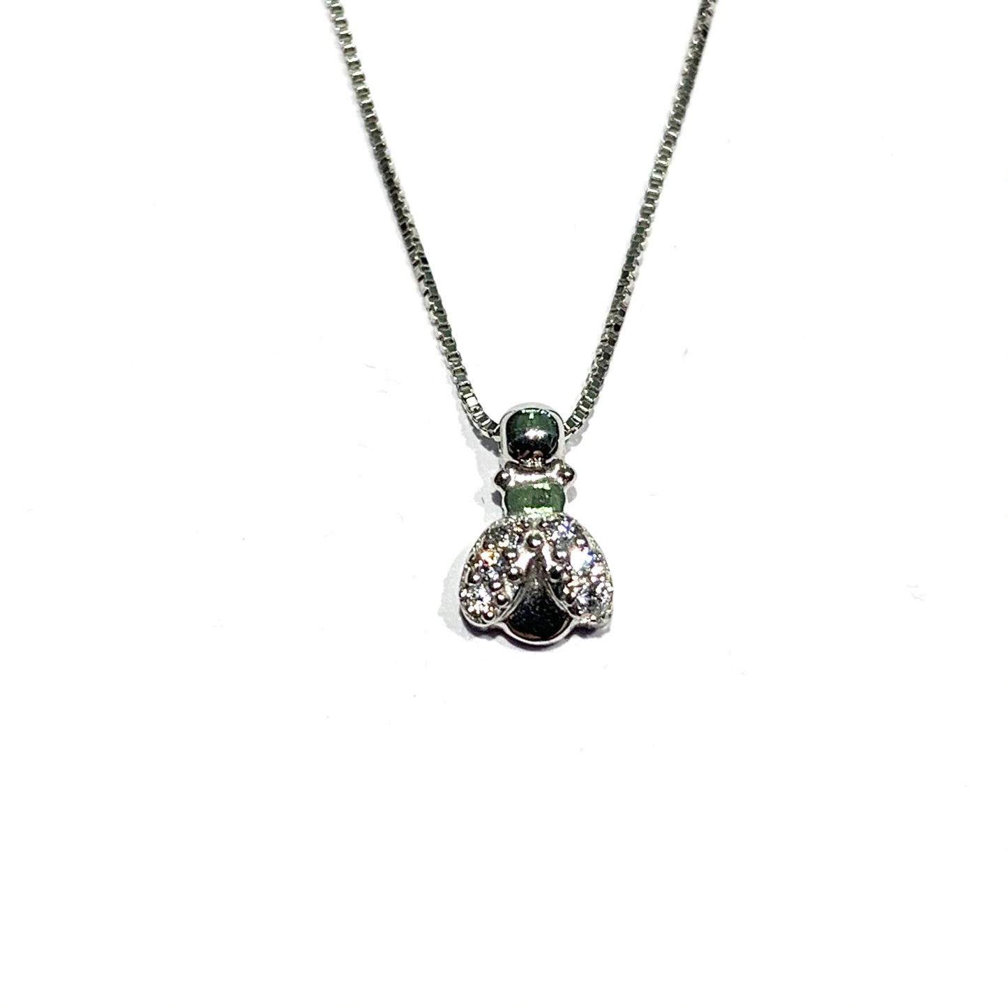 Collana in oro bianco 18kt con ape ricoperta da zirconi. Lunghezza catena 42 cm. Dimensioni ciondolo 0,5 cm. Spedizione gratuita con confezione regalo.