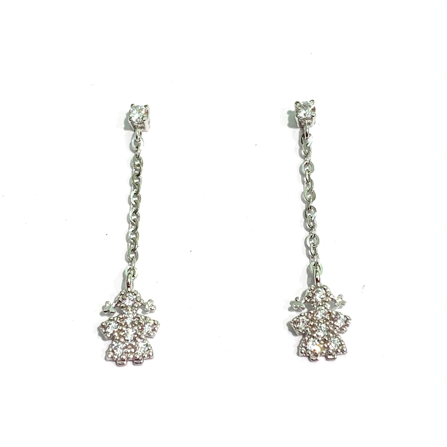 Orecchini in oro bianco 18kt con bimba pendente ricoperta da zirconi. Lunghezza totale 2,6 cm. Dimensione bimba 0,7x0,5 cm. Chiusura con farfalline. Spedizione gratuita con confezione regalo.