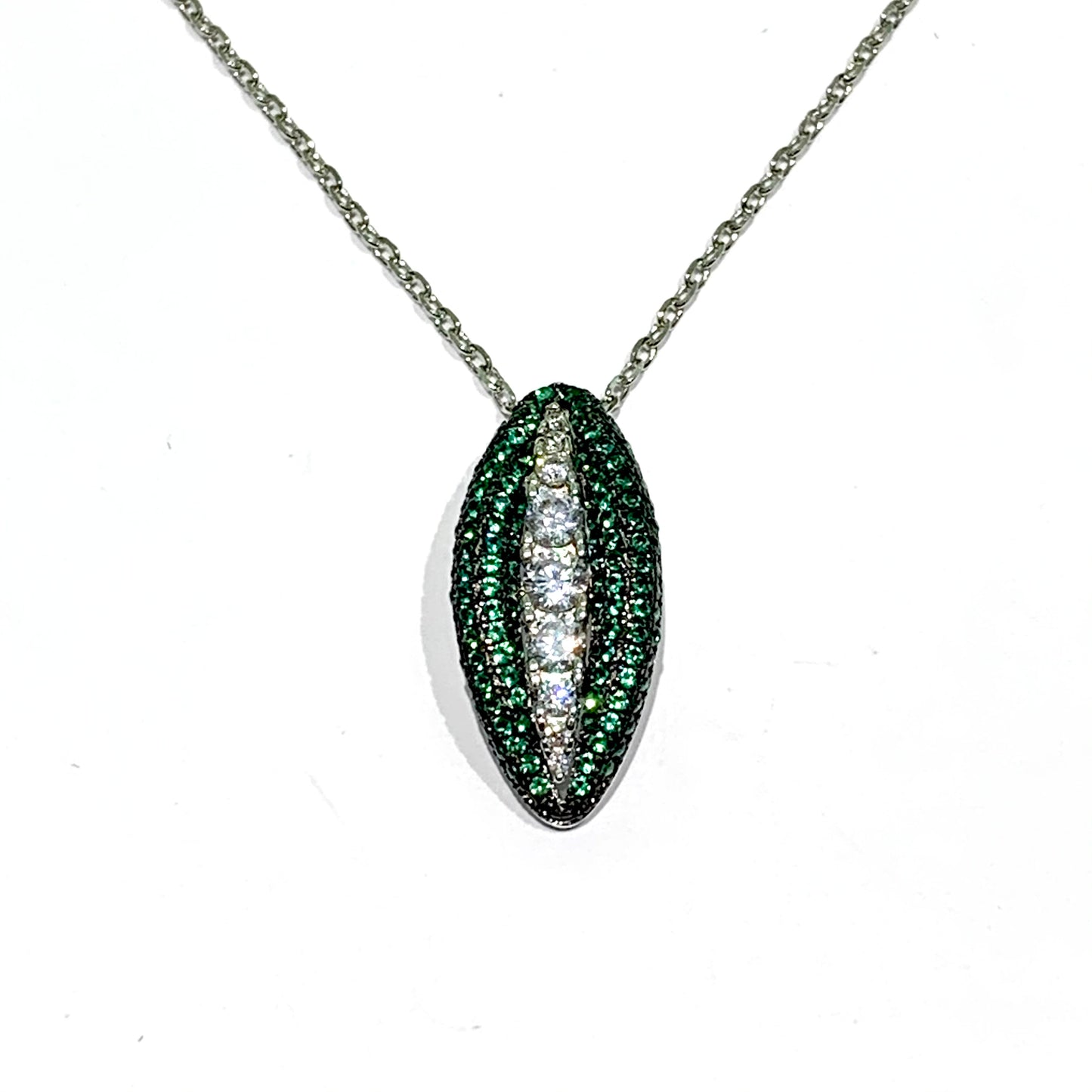 Collana in argento con pendente ovale allungato ricoperto da zirconi bianchi e verdi. Lunghezza catena 40 cm allungabile fino a 50 cm. Ciondolo di lunghezza 2 cm e di larghezza 1 cm. Spedizione gratuita con confezione regalo.