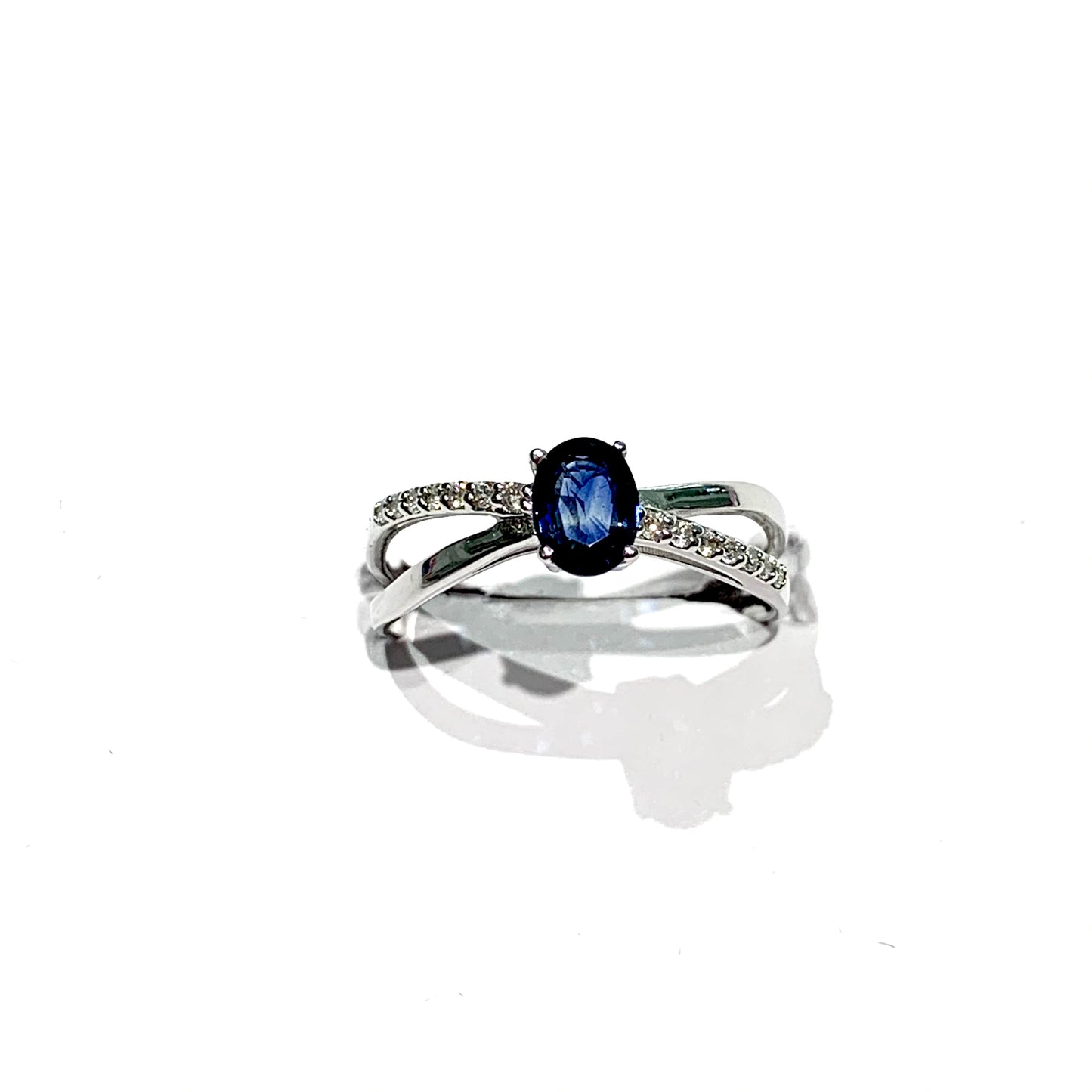 Anello in oro bianco 18kt con diamanti e zaffiro centrale. Diamanti 0,10 carati. Dimensione 0,4x0,6 cm. Misura 15.