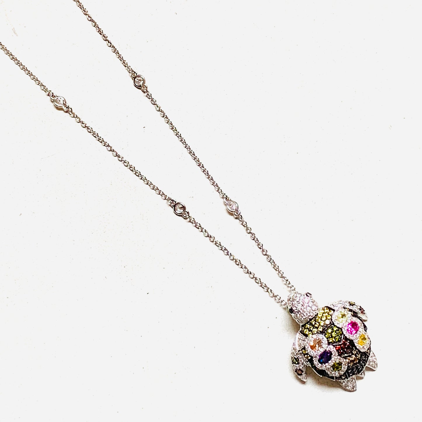 Collana in argento con una tartaruga ricoperta da zirconi multicolore. La catena è impreziosita da piccoli punti luce. Lunghezza catena 42 cm regolabile fino a 44 cm. Dimensioni ciondolo 3 cm di lunghezza x 1 cm di spessore. Spedizione gratuita con confezione regalo.