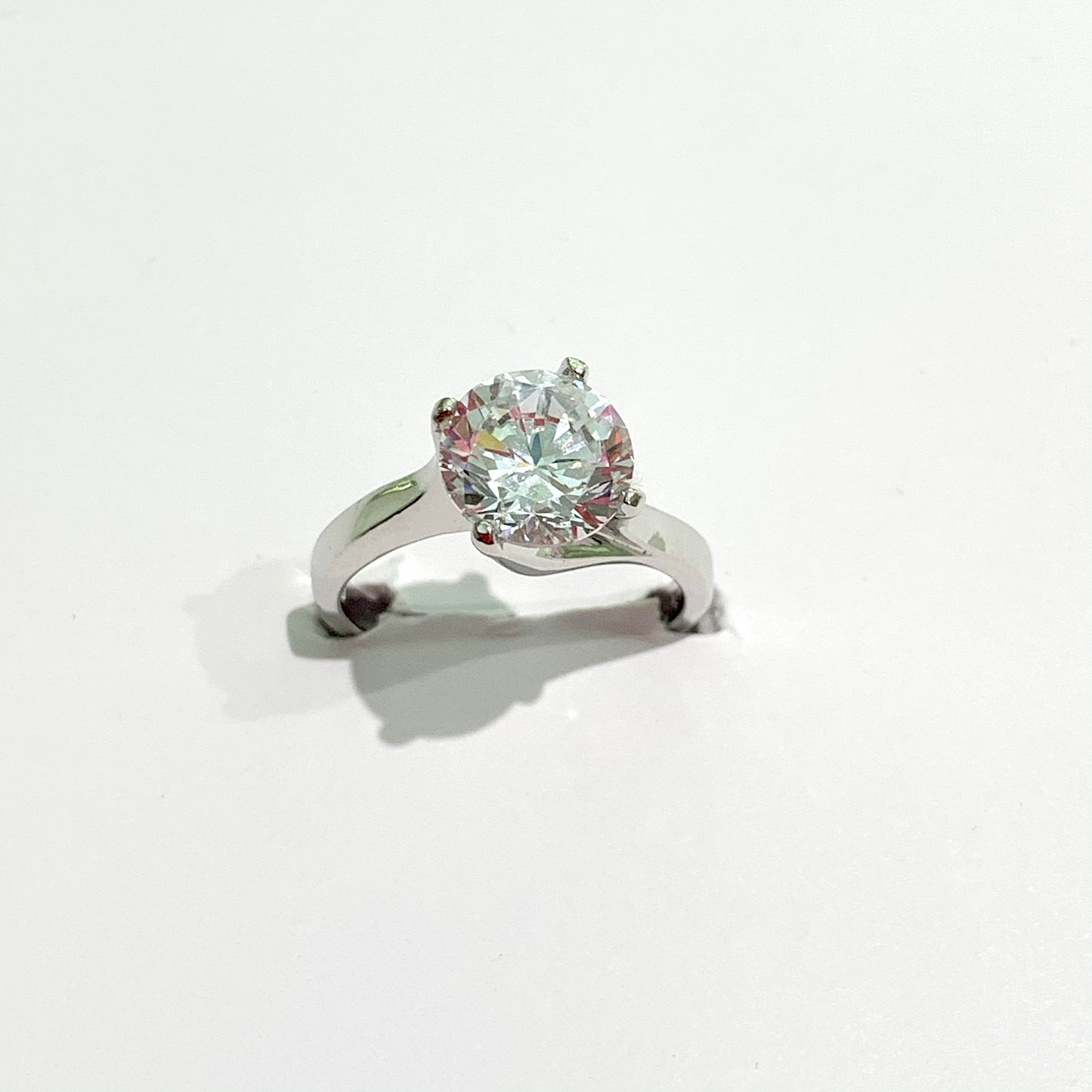 Anello in argento con zircone solitario centrale. Grandezza zircone 0,8 cm. Più misure disponibili.