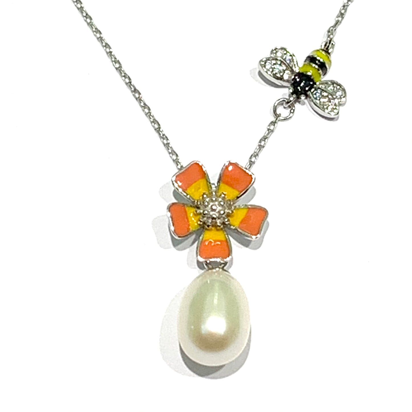 Collana in argento con fiore e ape smaltati e con perla coltivata pendente. Lunghezza catena 44 cm. Dimensione fiore con perla 2 cm. Dimensioni ape 0,5 cm. Spedizione gratuita con confezione regalo.