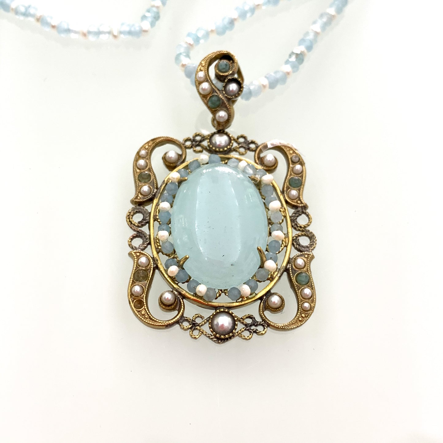 Collana lunga in bijoux con perline e ciondolo con Corniola. Lunghezza catena 72 cm, allungabile fino a 76 cm. Spessore catena 0,3 cm. Dimensioni ciondolo 4 cm di lunghezza + 2 cm di anellino e 3 cm di larghezza. Spedizione gratuita con confezione regalo.