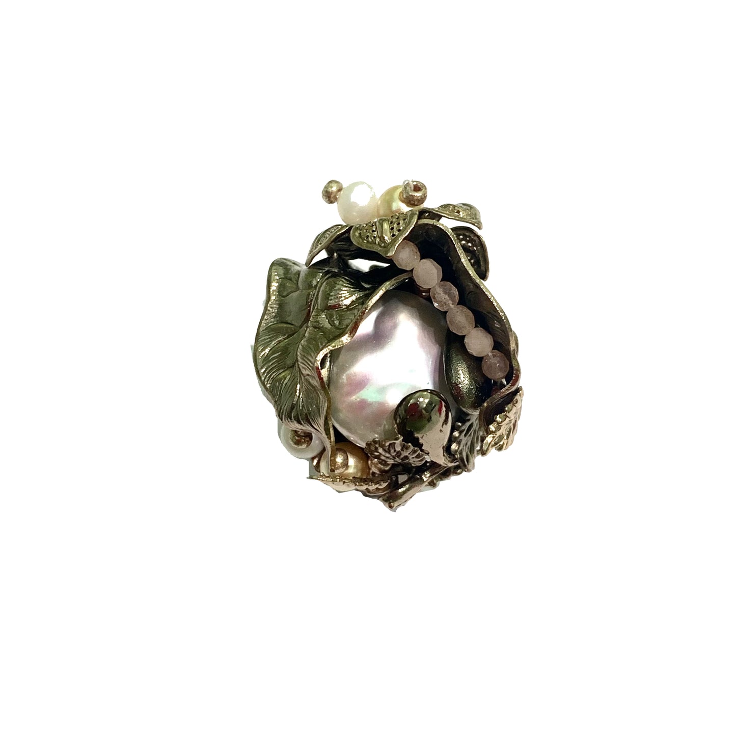 Anello in bijoux bagnato in oro giallo con perla coltivata centrale e pietre naturali (pietre del sole). Misura regolabile da 14 fino a 21. Larghezza 2 cm x 1,5 cm di altezza.