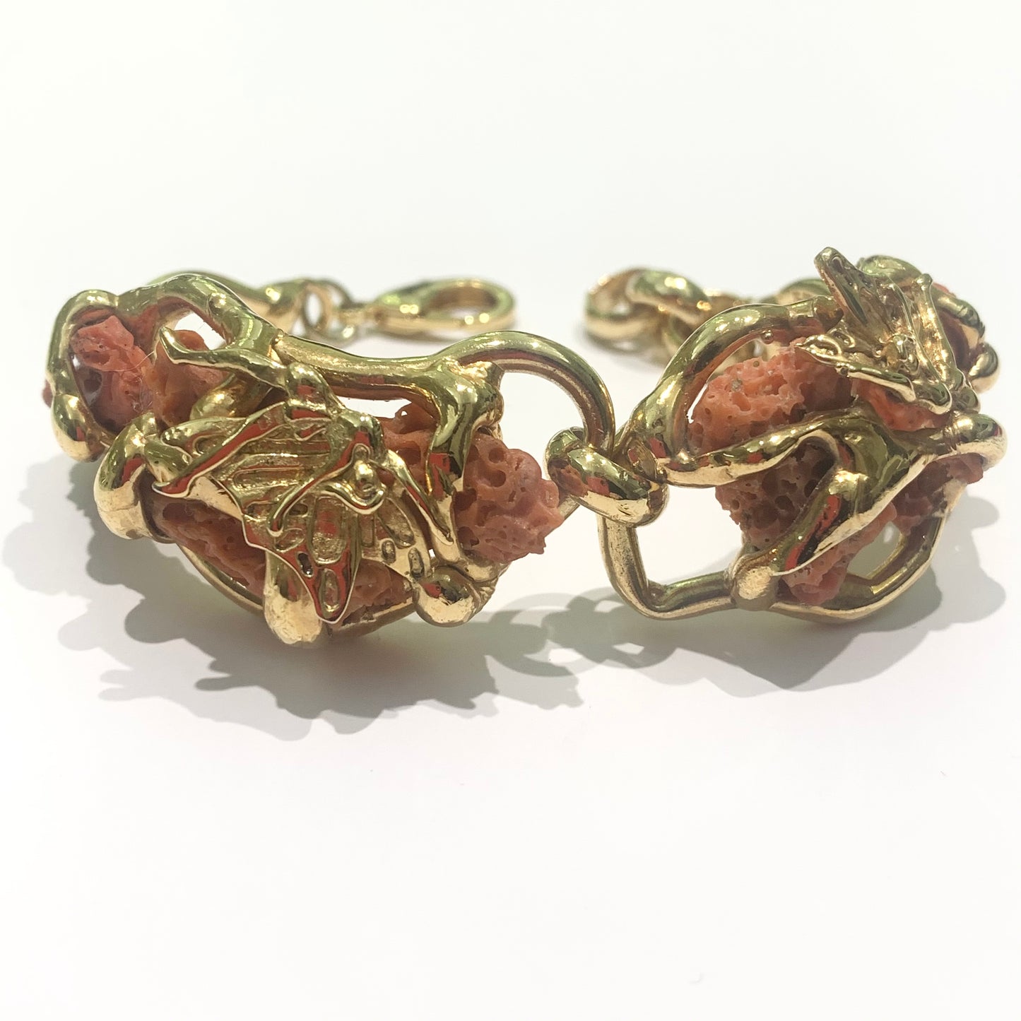 Bracciale rigido in bijoux bagnato in oro giallo con corallo. Lunghezza bracciale regolabile da 21 a 23 cm. Larghezza piastrina con corallo 3 cm. Spedizione gratuita con confezione regalo.