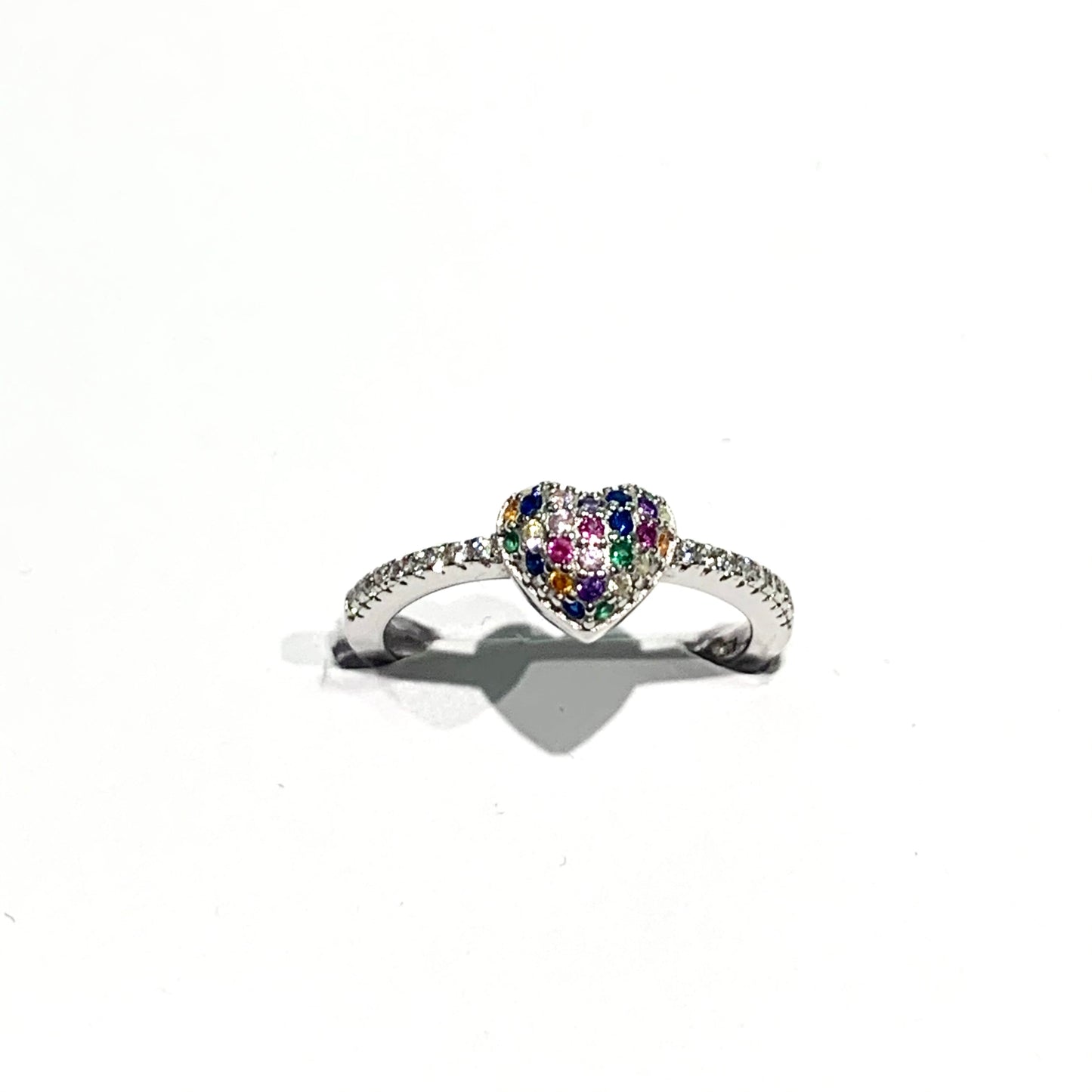 Anello in argento ricoperto da zirconi bianchi con cuoricino centrale arricchito da zirconi colorati. Dimensioni cuore 0,5 cm.