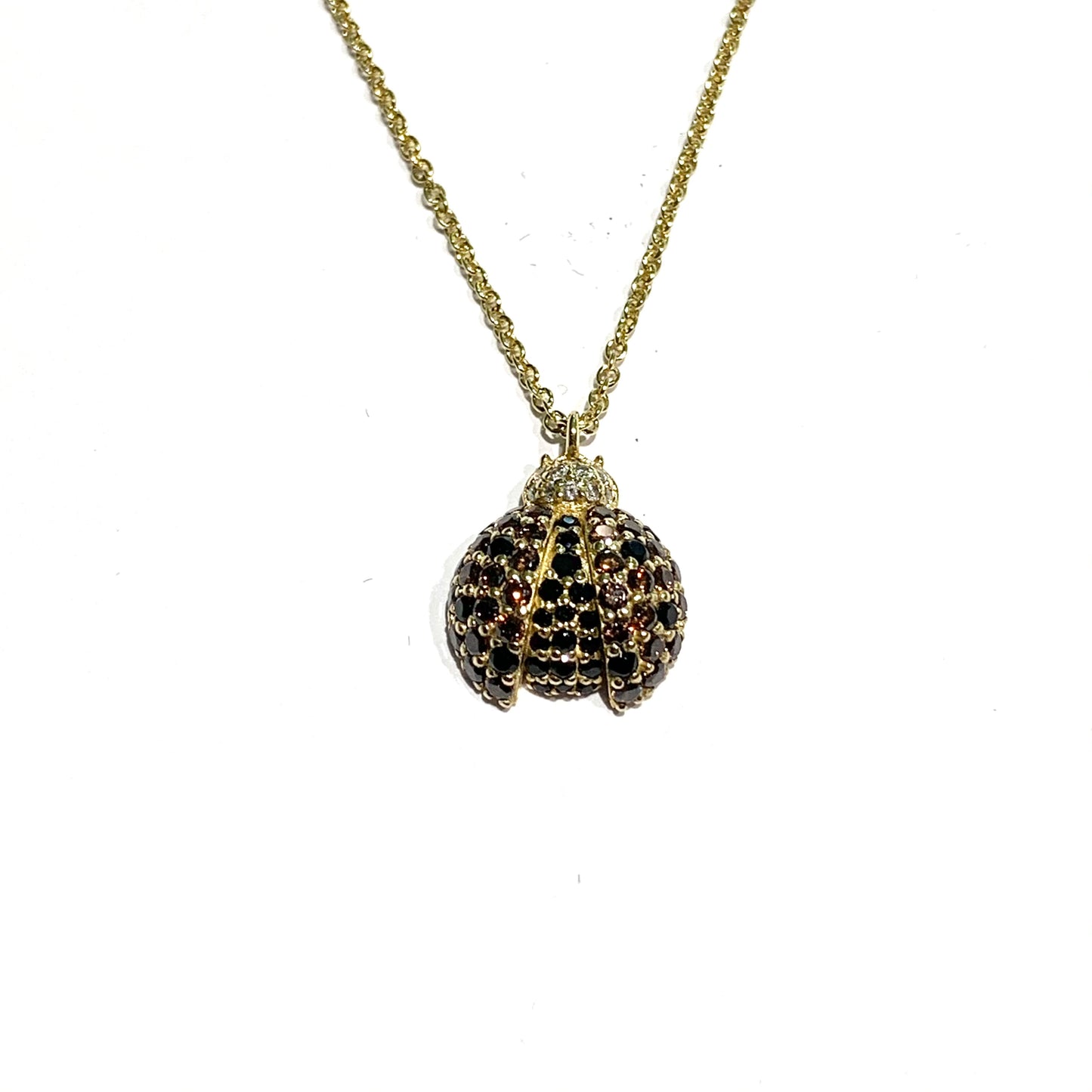 Collana in oro giallo 18kt con coccinella ricoperta da granate. Lunghezza catena regolabile da 41 cm a 43 cm. Dimensioni ciondolo 1,2 cm. Spedizione gratuita con confezione regalo.