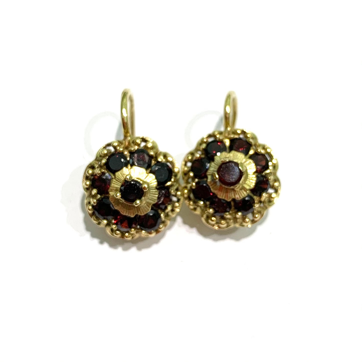 Orecchini in oro giallo 18kt tondi con granate. Lunghezza totale incluso anellino 1,8 cm. Dimensioni pendente 1,2 cm. Chiusura a monachella. Spedizione gratuita con confezione regalo.