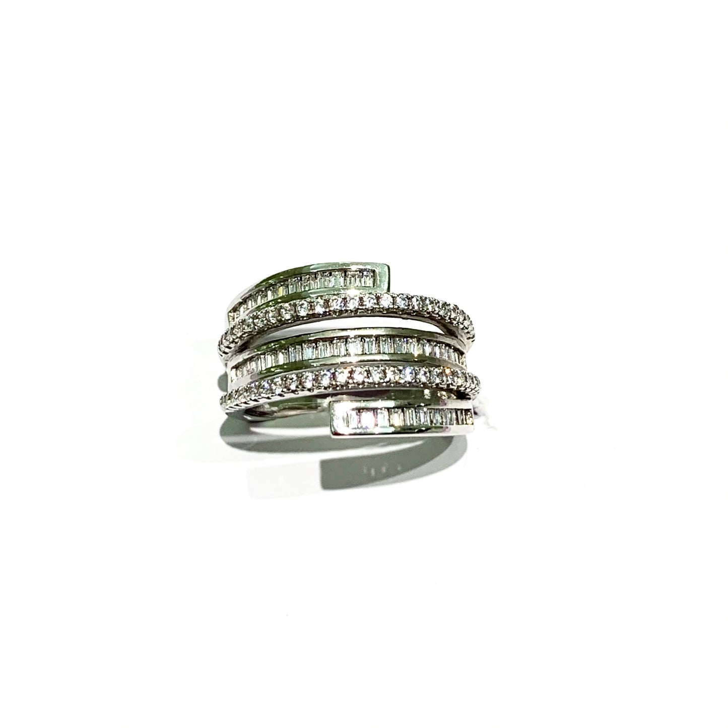 Anello a fascia in argento a spirale da zirconi. Larghezza fascia 1,2 cm. Misura 12.