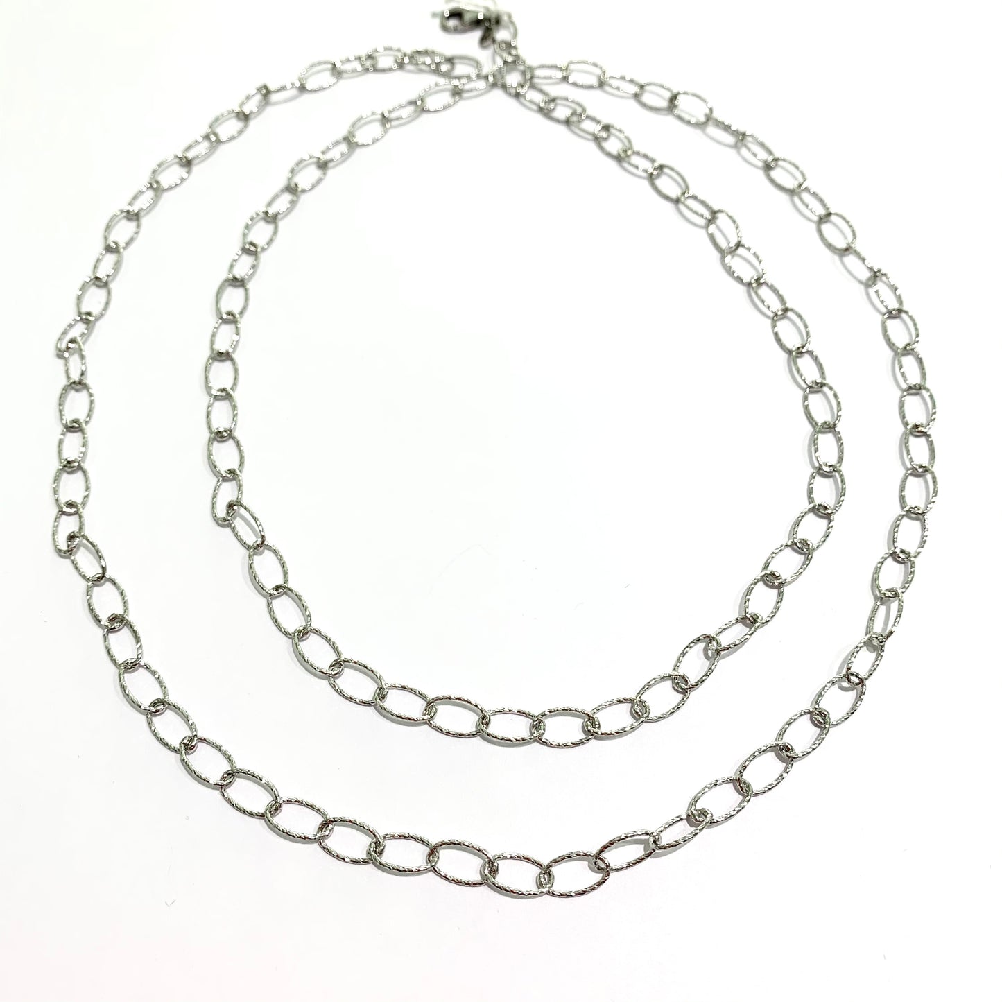 Collana lunga in argento formata da anelli ovali. Lunghezza catena 88 cm, con possibilità di indossarla doppia e di chiuderla in qualsiasi maglia. Larghezza anelli 0,5 cm. Spedizione gratuita con confezione regalo.