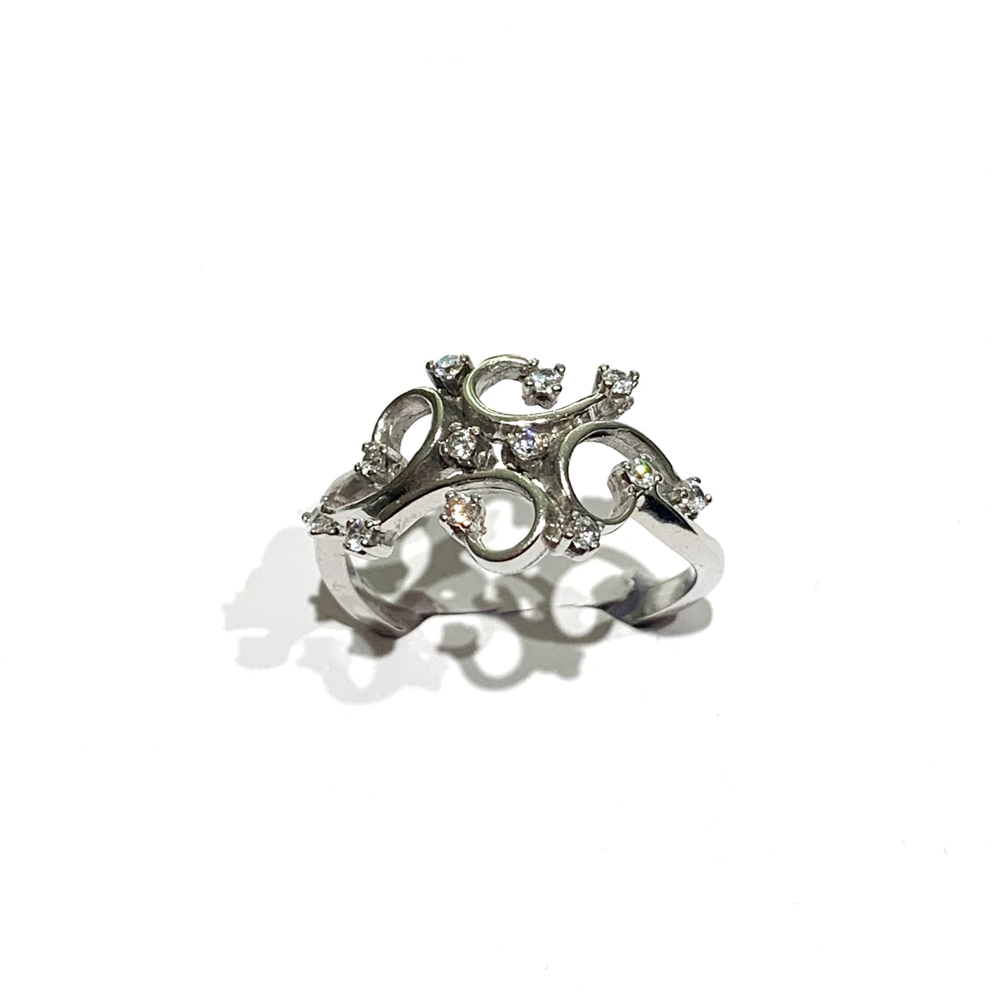 Anello in oro bianco 18kt a forma di viticcio ricoperto da zirconi sulle estremità. Larghezza 1,3 cm. Misura 20.
