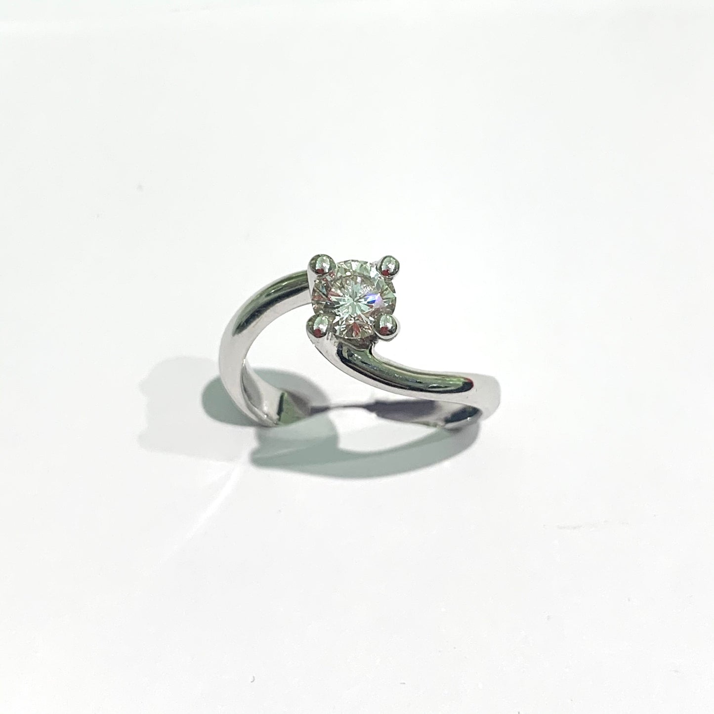 Anello in oro bianco 18kt con diamante solitario. Montatura robusta e stondata. Diamante 0,67 carati, dimensione 0,5 cm. Misura 15.