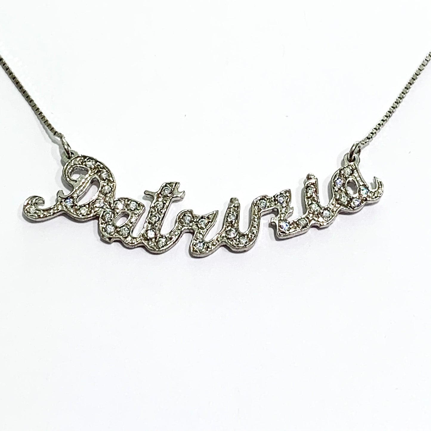 Collana in argento con nome Patrizia ricoperto da zirconi. Lunghezza catena 40 cm. Lunghezza nome 4,5 cm, altezza lettere 0,5 cm con iniziale da 1 cm. Spedizione gratuita con confezione regalo.