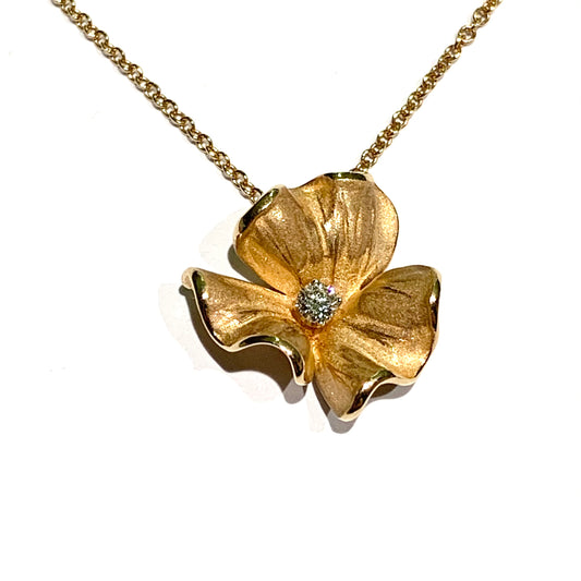 Collana in oro giallo 18kt con fiore e diamante centrale. Marchio Annamaria Cammilli. Lunghezza catena 42 cm. Caratura diamante 0,06. Dimensioni ciondolo 2,5 cm. Spedizione gratuita con confezione regalo.